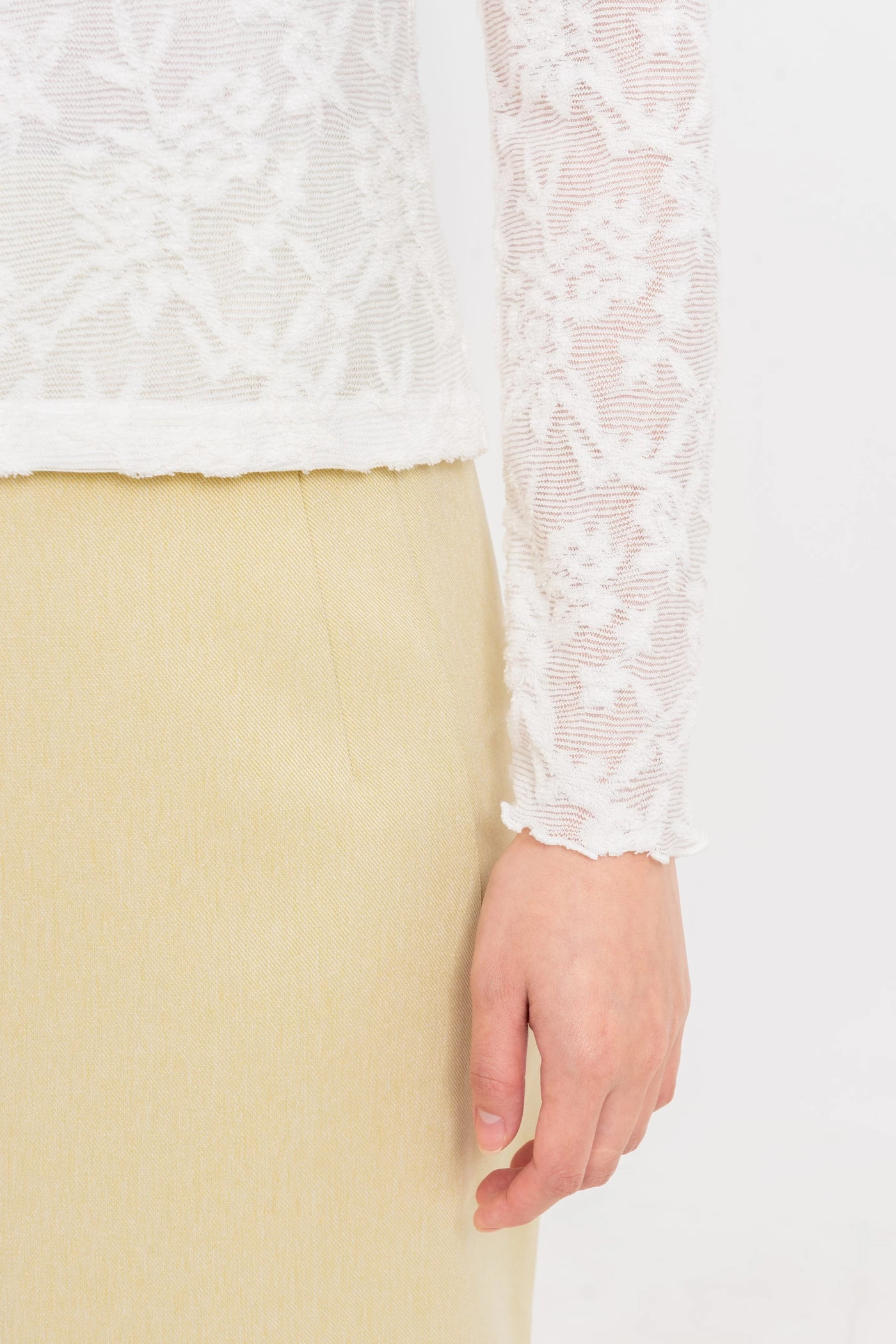 Áo thun ren ôm cổ cao