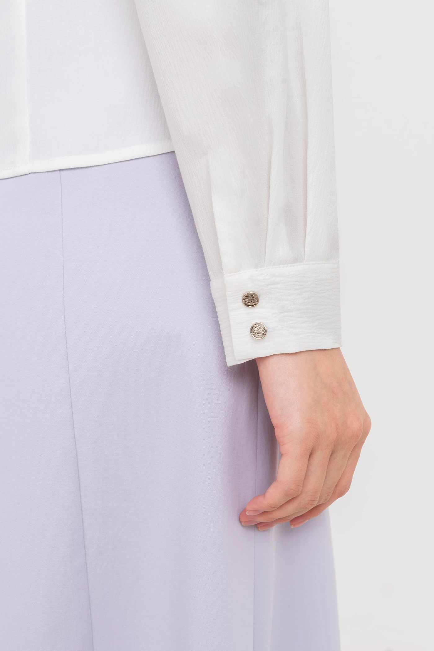 Áo sơ mi lụa trắng