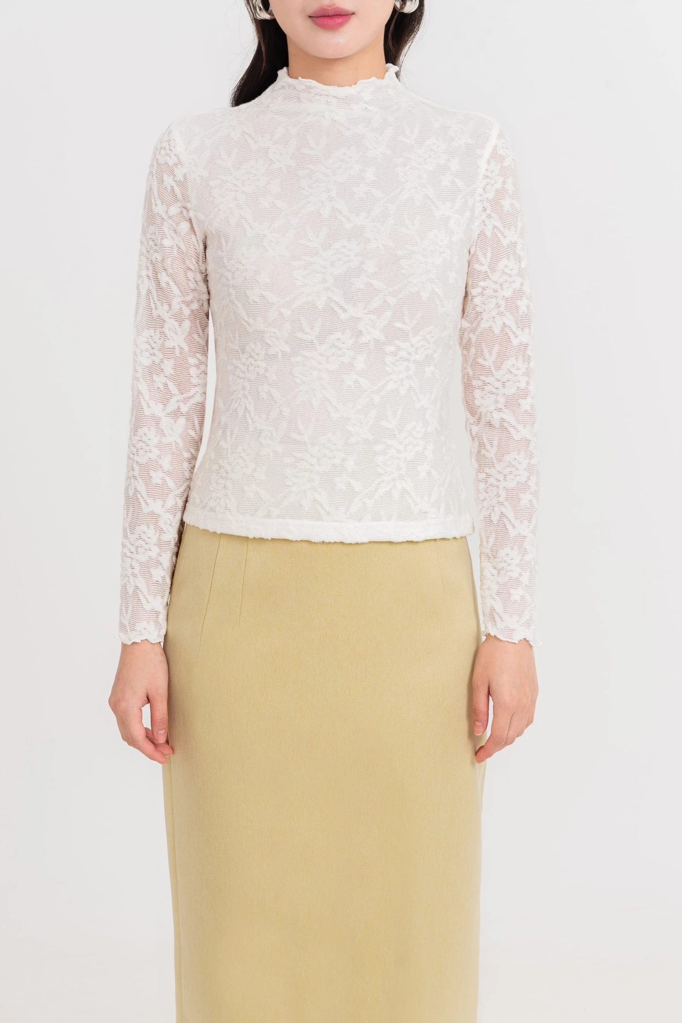 Áo thun ren ôm cổ cao