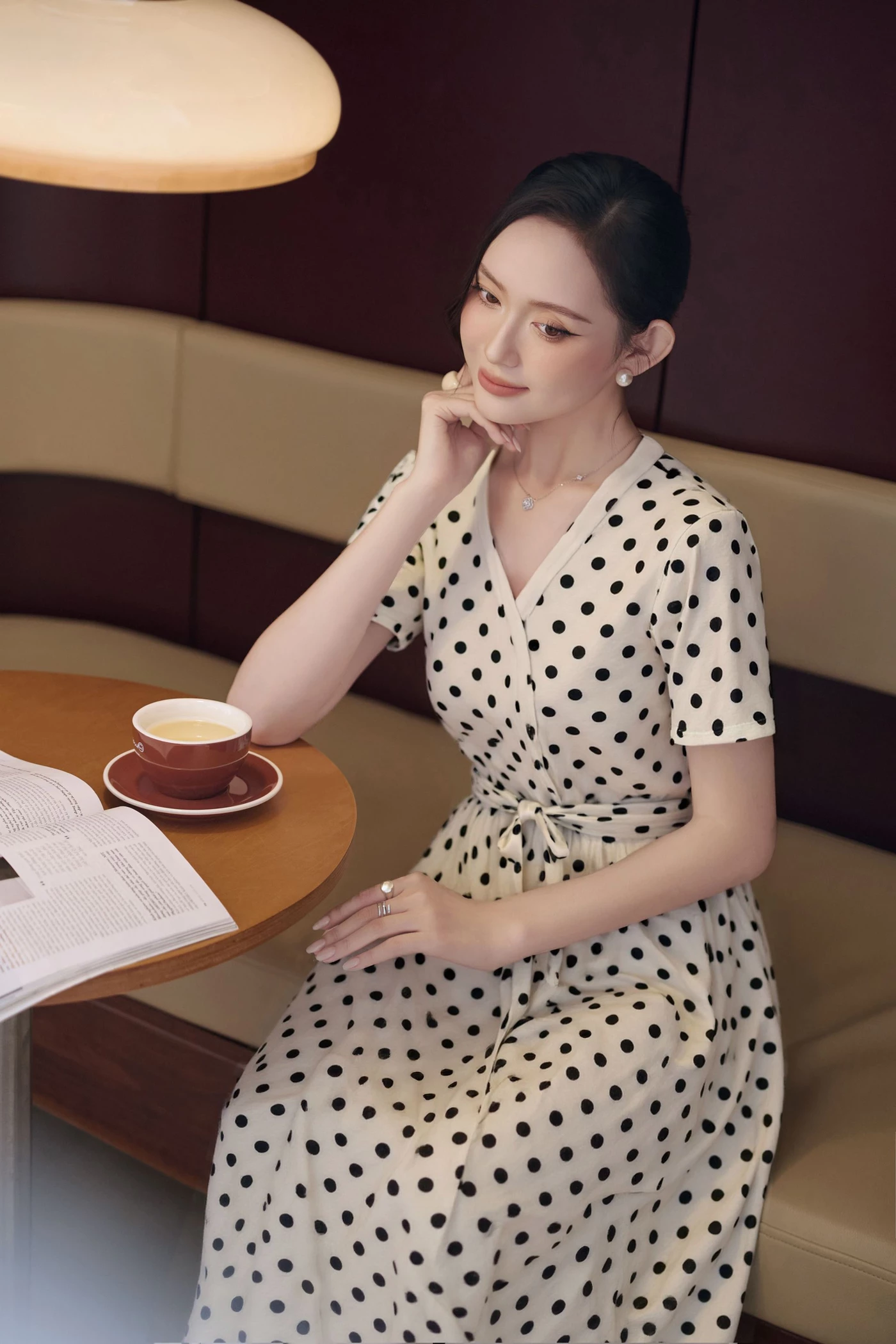 Đầm lụa cổ V chấm bi Retro