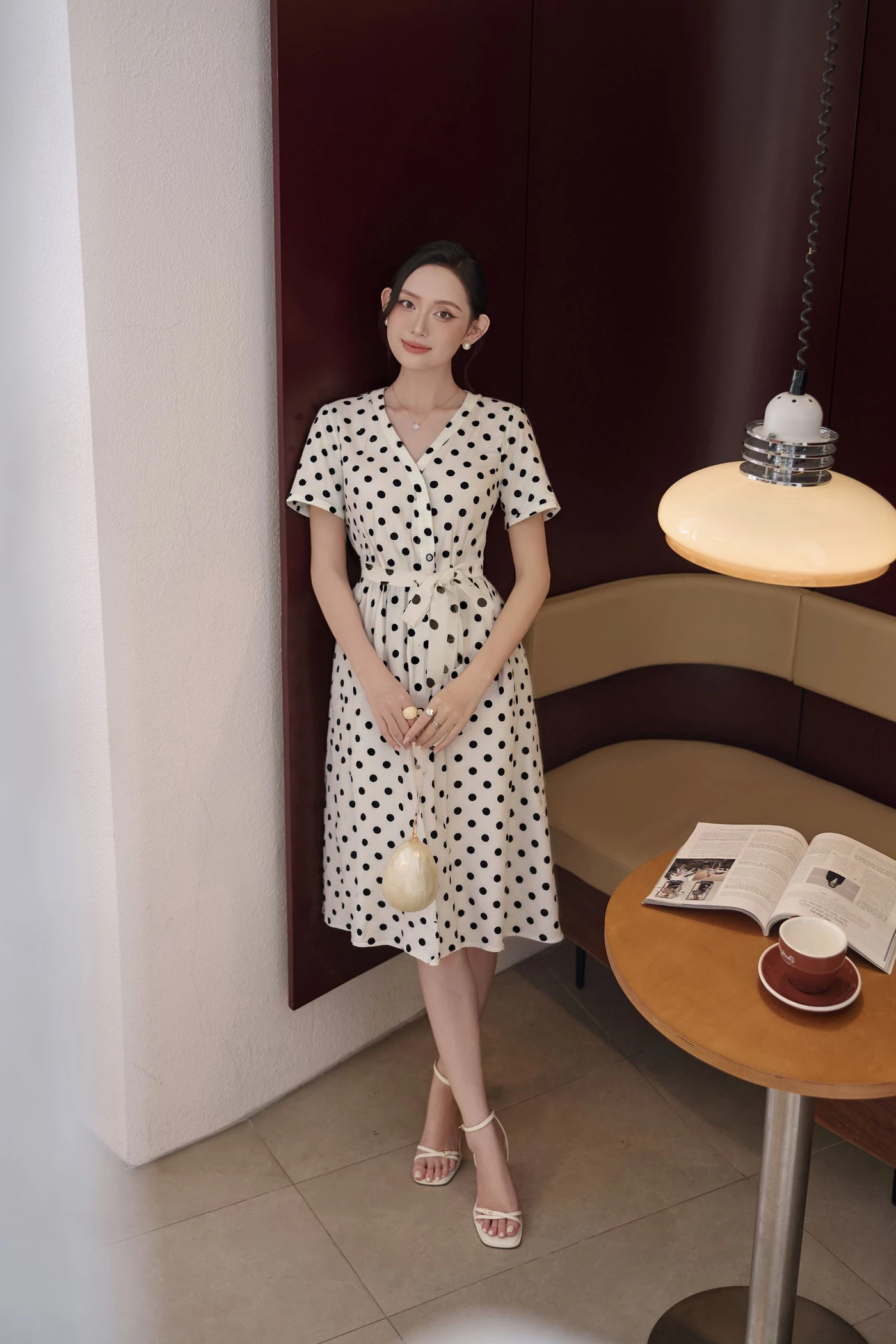 Đầm lụa cổ V chấm bi Retro