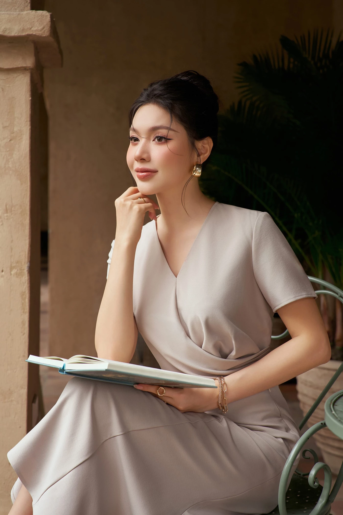 Áo sơ mi cổ V xếp nếp