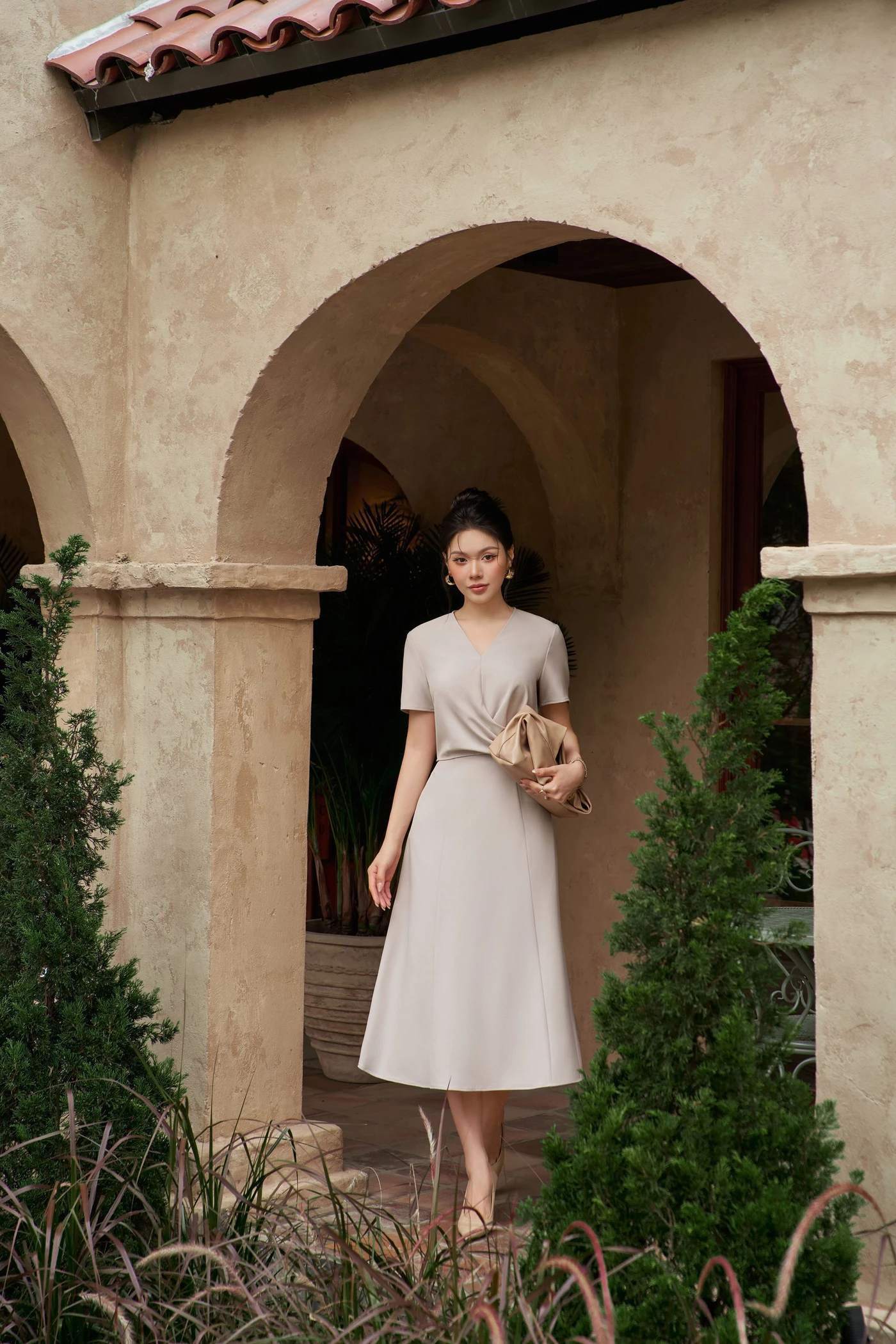 Áo sơ mi cổ V xếp nếp