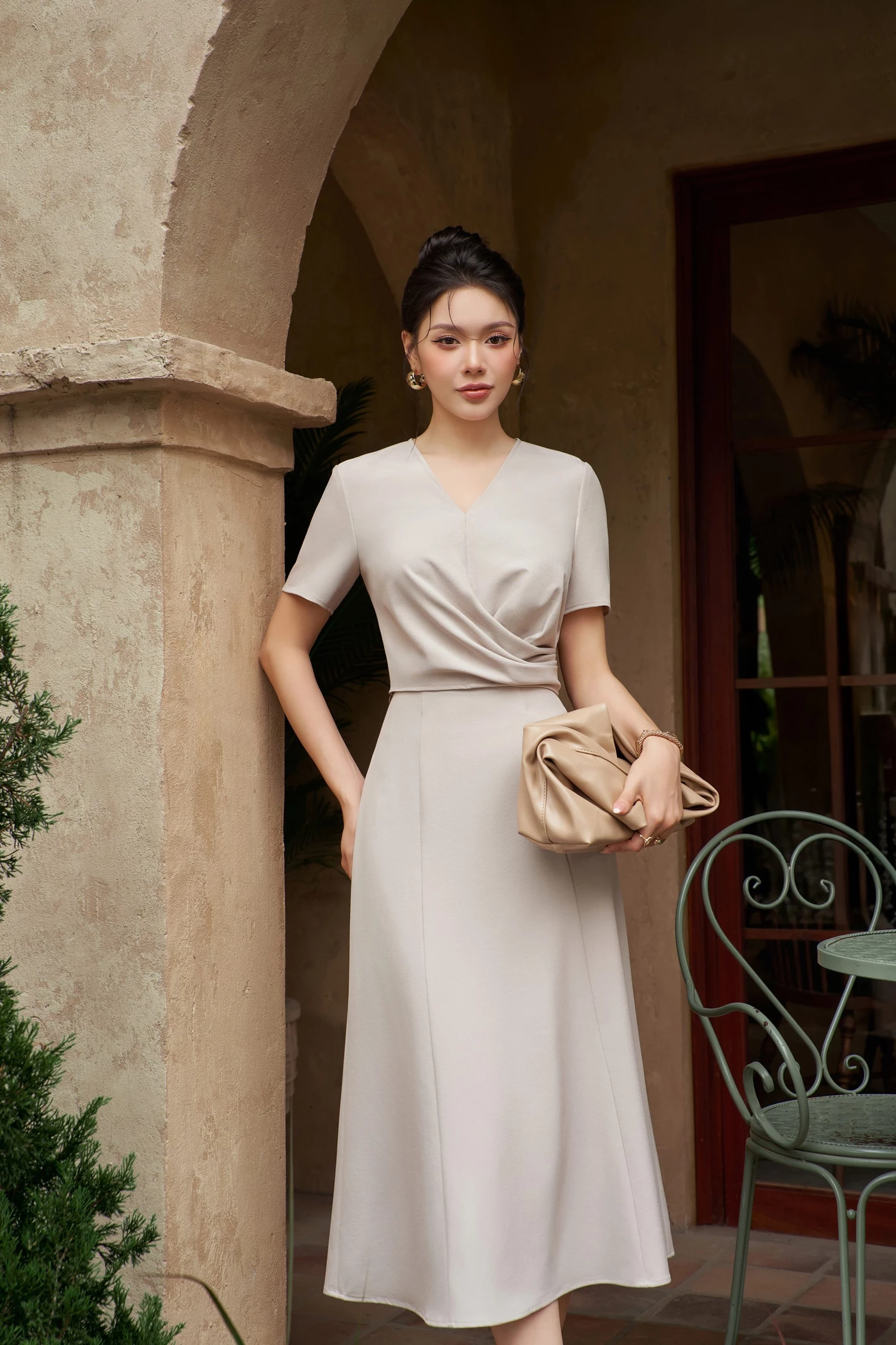 Áo sơ mi cổ V xếp nếp