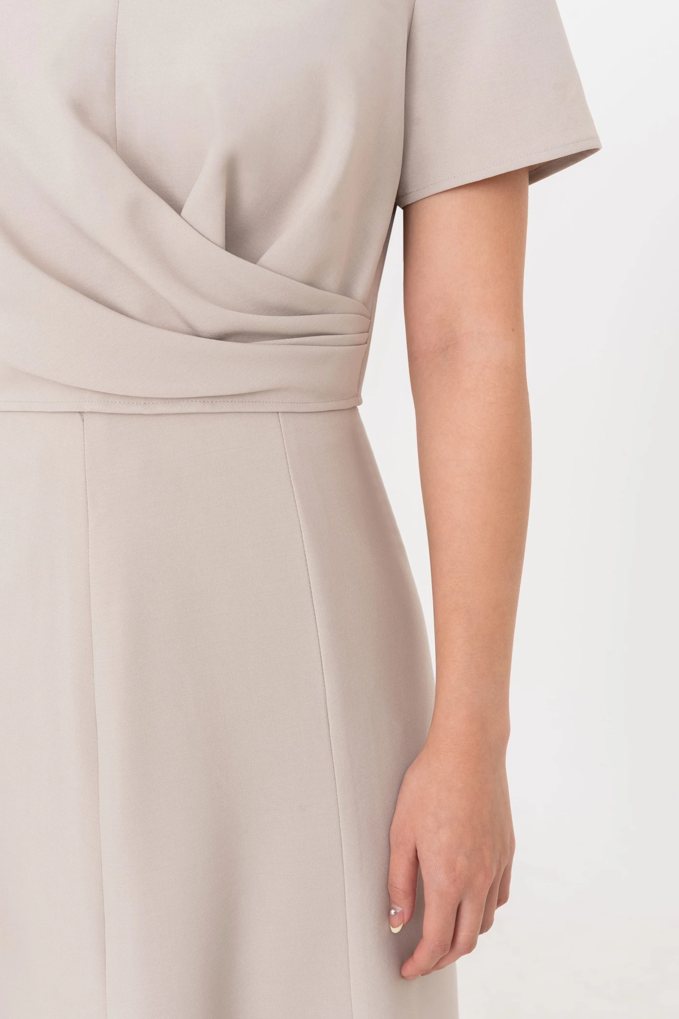 Áo sơ mi cổ V xếp nếp