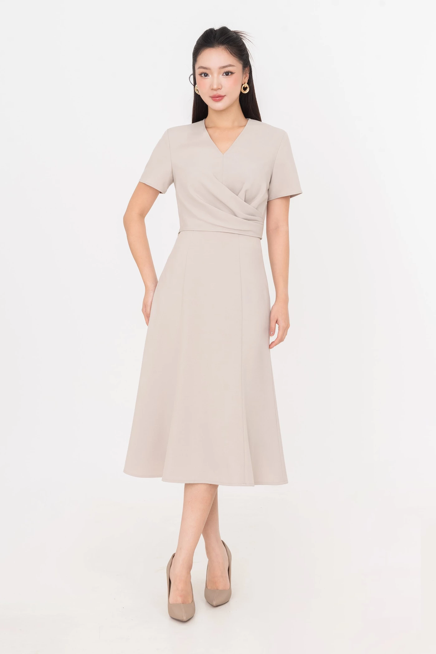 Áo sơ mi cổ V xếp nếp