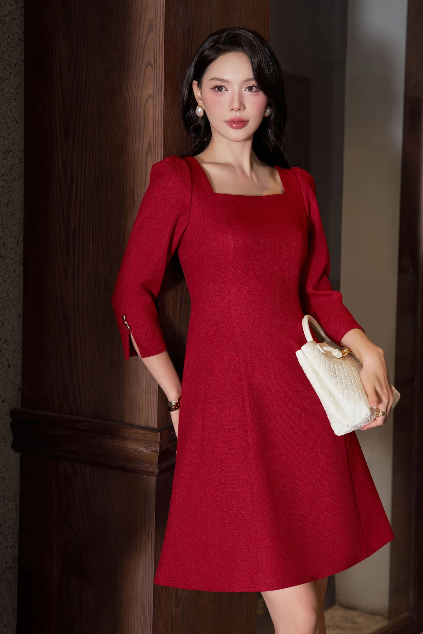 Đầm Tweed đỏ cổ vuông