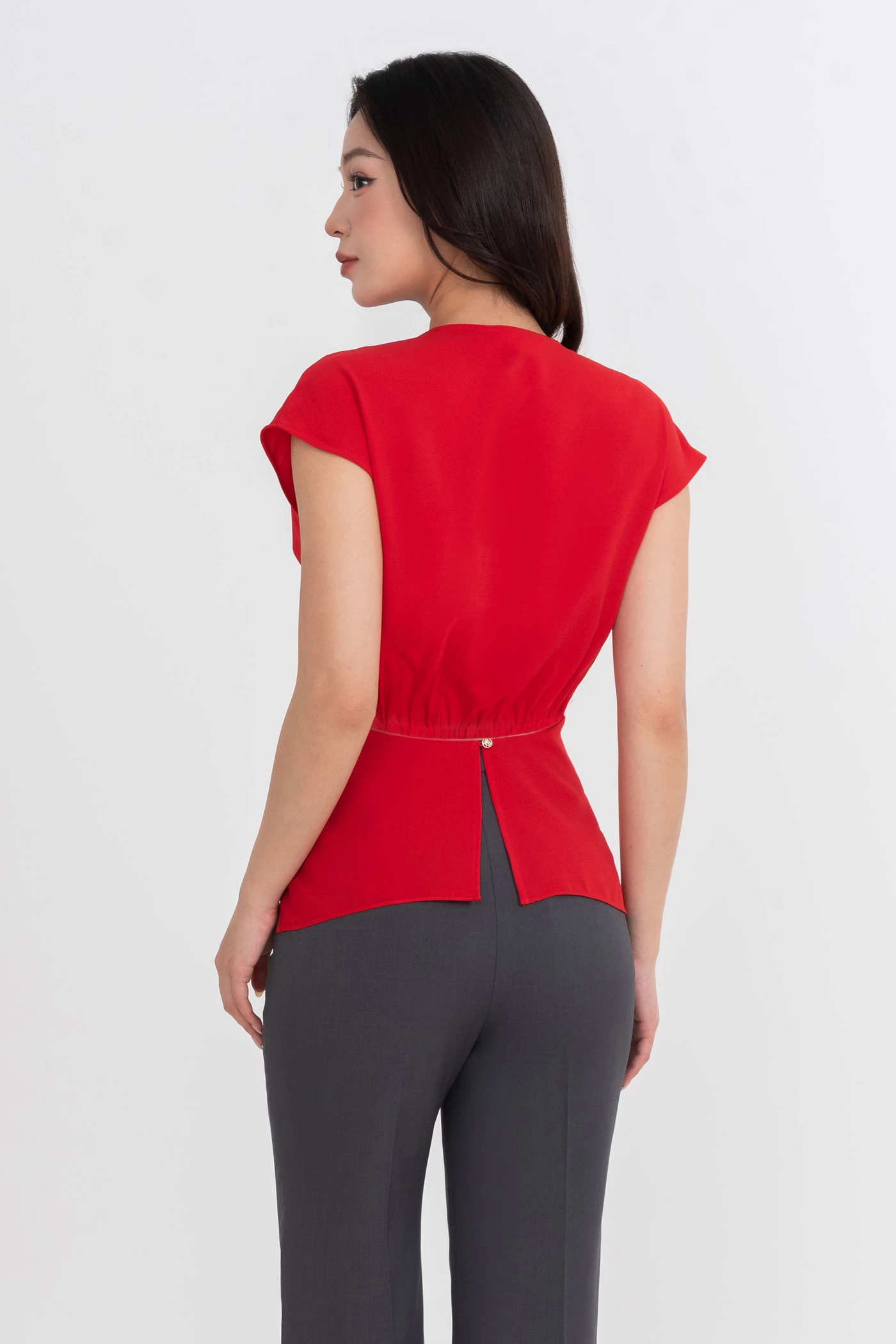 Áo kiểu ôm cổ V cách điệu