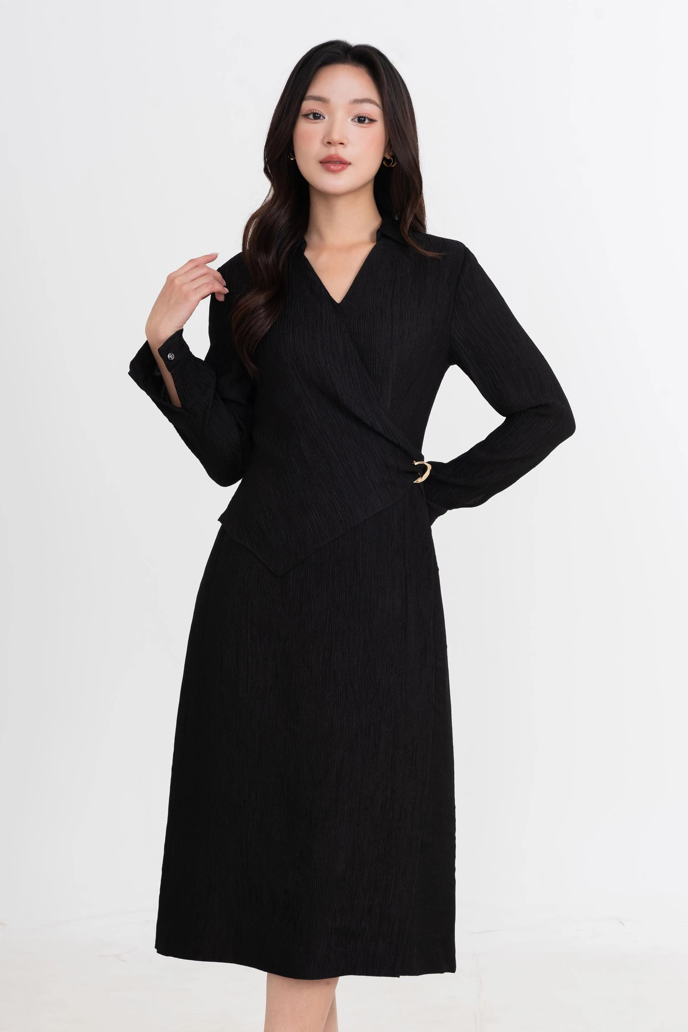 Đầm vân ôm cổ V cách điệu