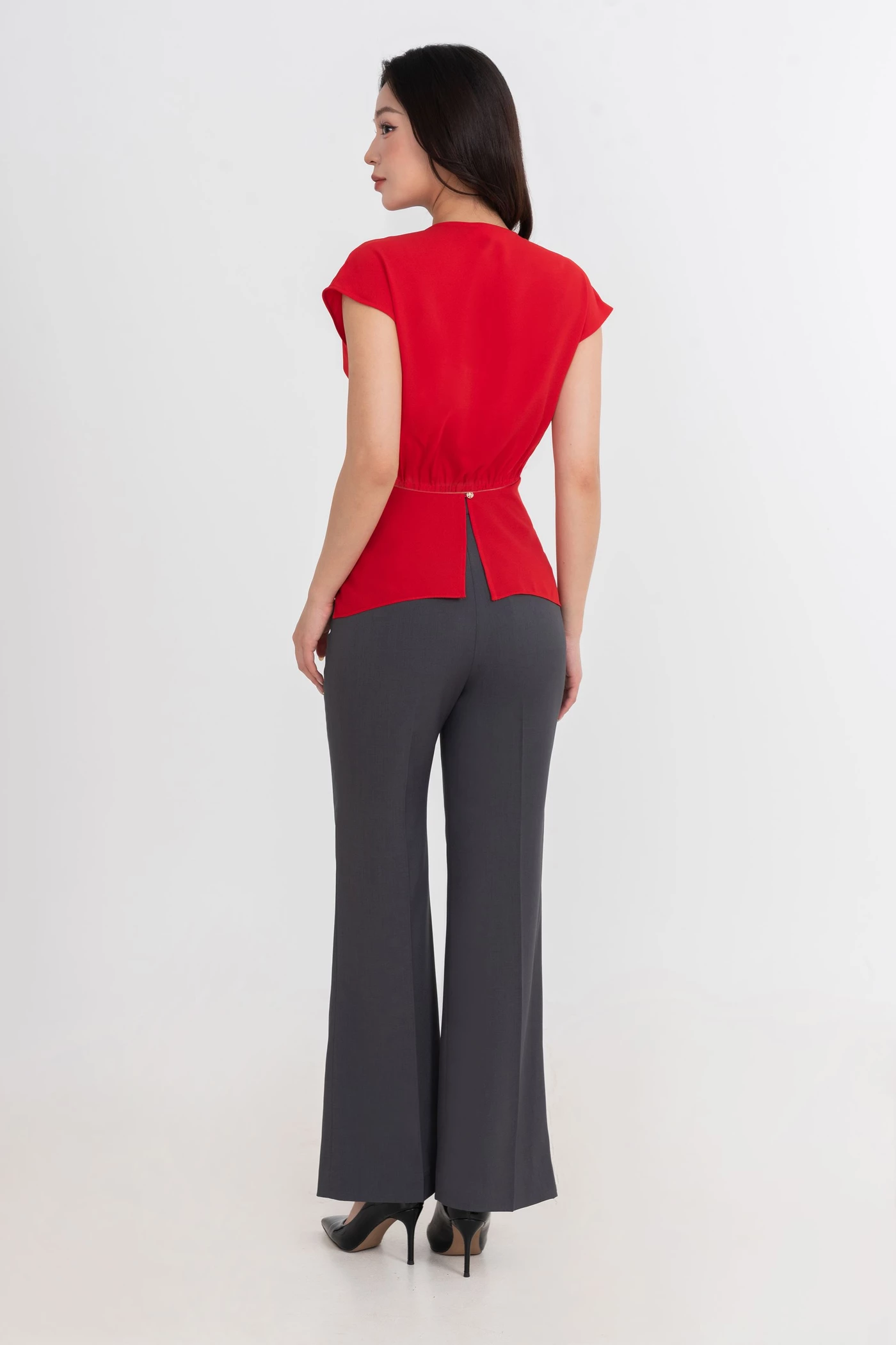 Áo kiểu ôm cổ V cách điệu