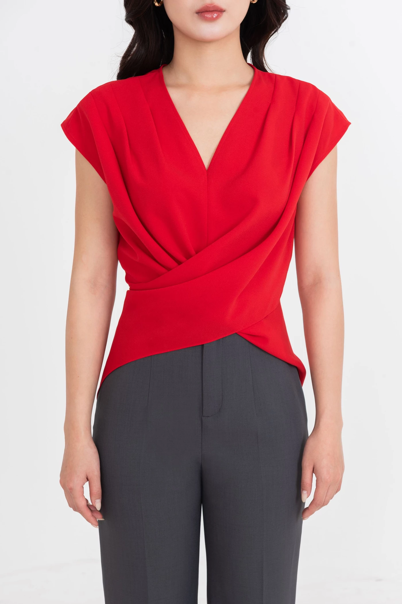 Áo kiểu ôm cổ V cách điệu