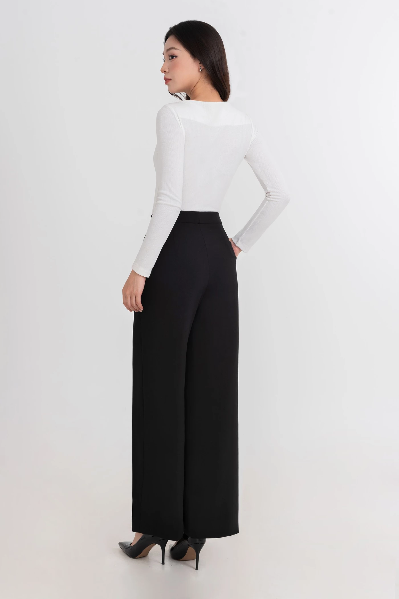 Áo thun ôm cổ kiểu