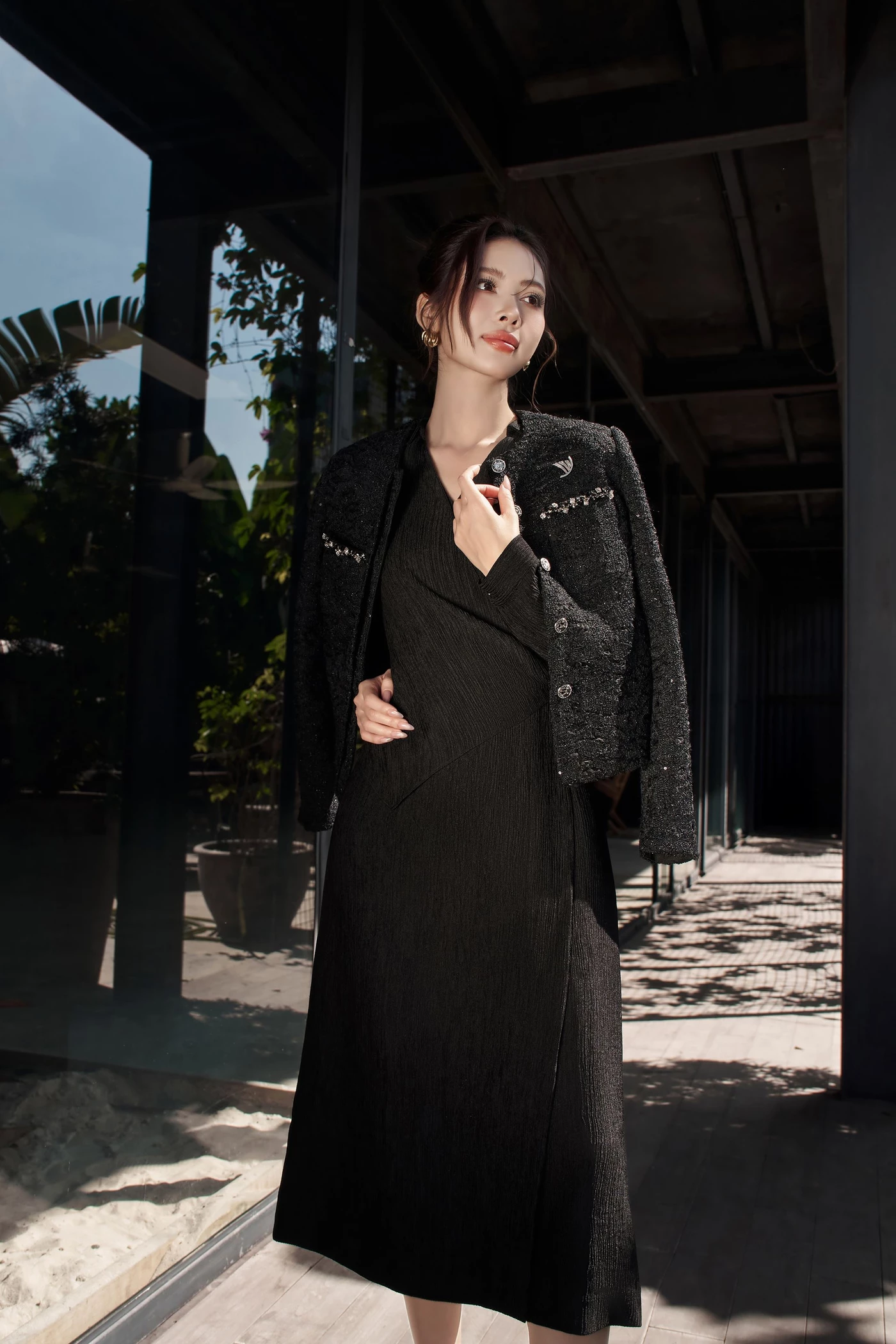 Đầm vân ôm cổ V cách điệu