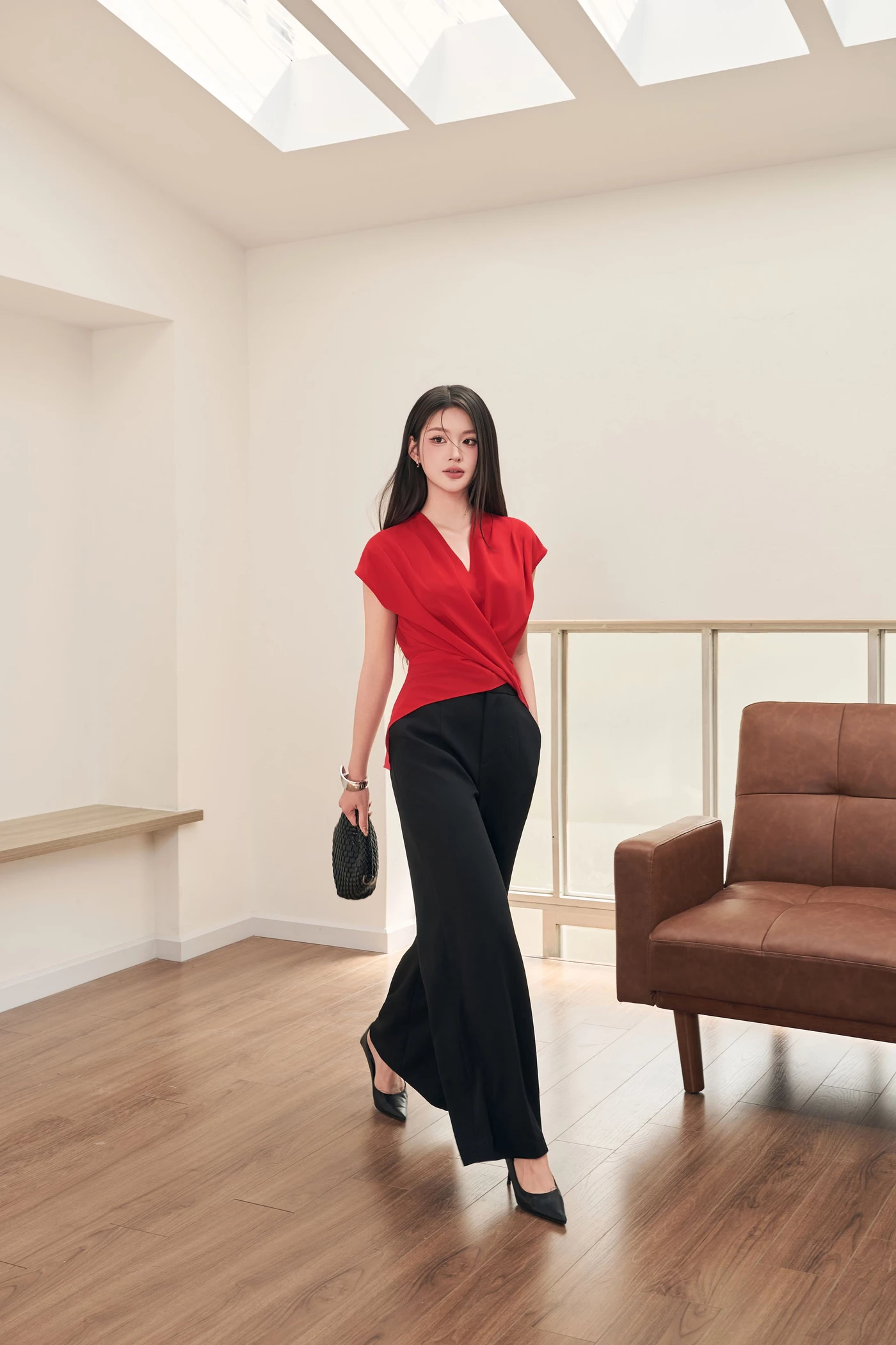 Áo kiểu ôm cổ V cách điệu