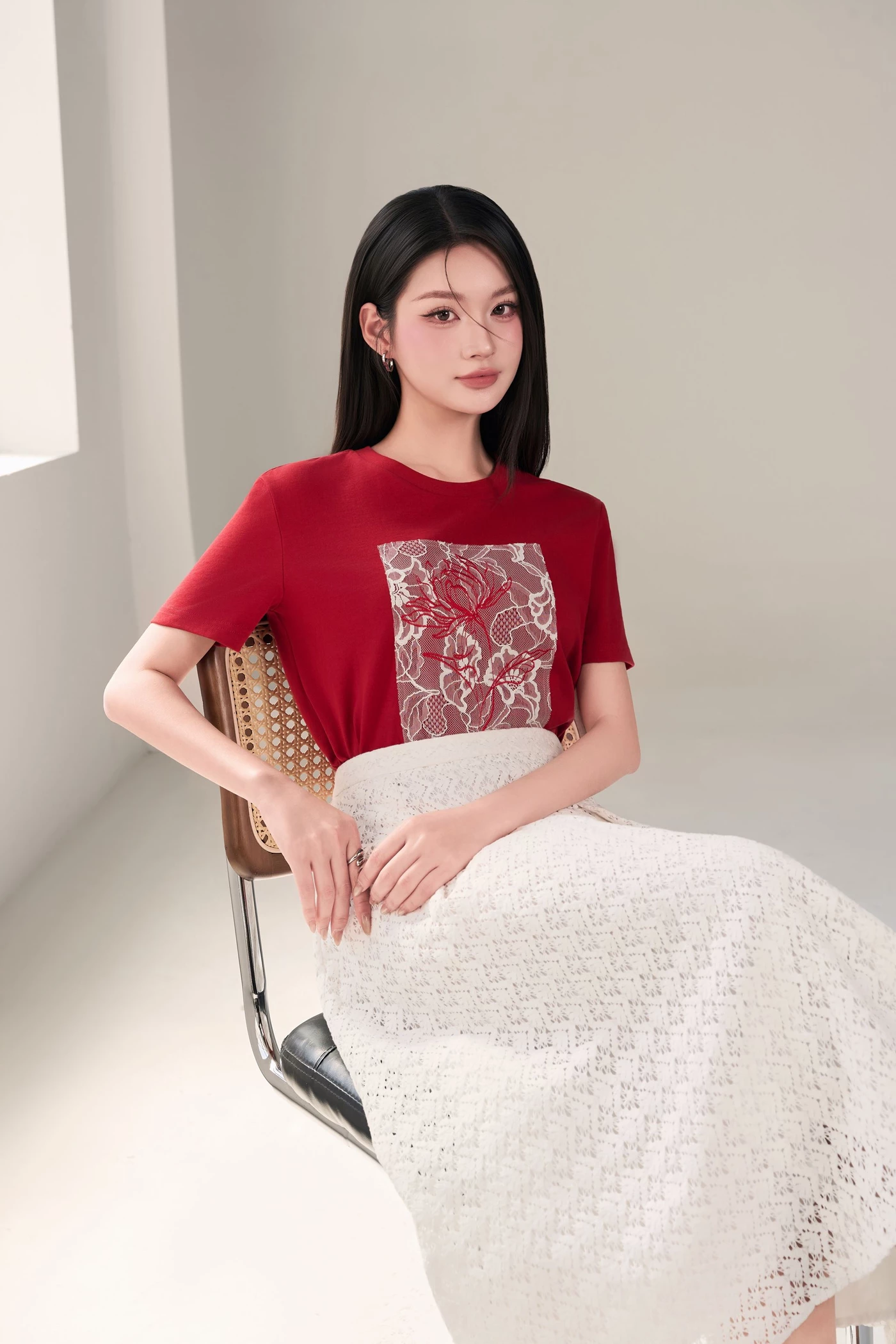 Áo thun đỏ in hoa ren Romantic