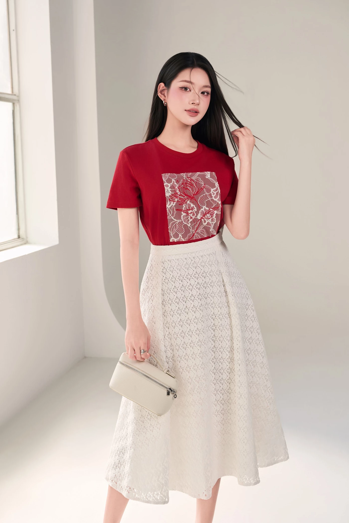 Áo thun đỏ in hoa ren Romantic