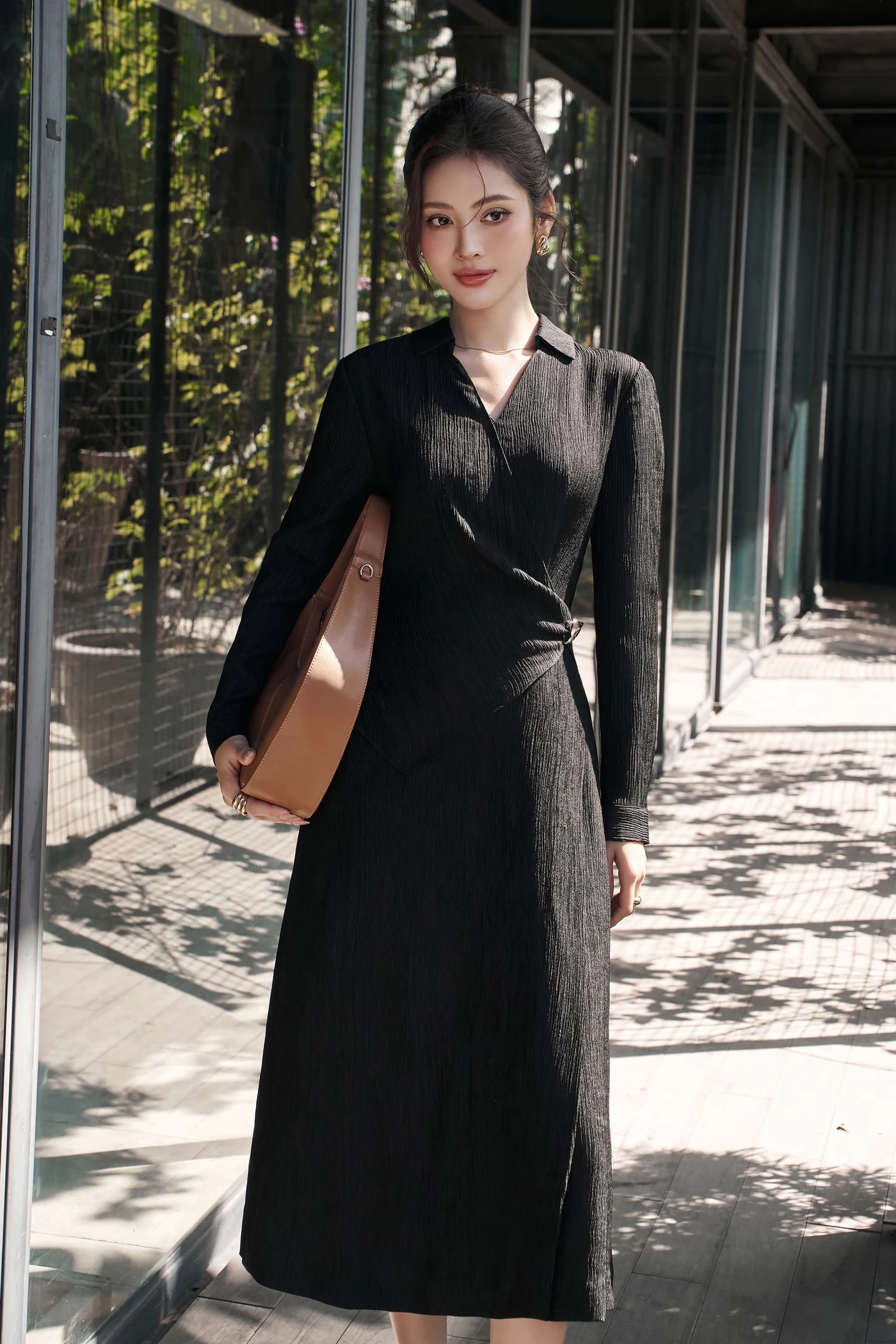 Đầm vân ôm cổ V cách điệu