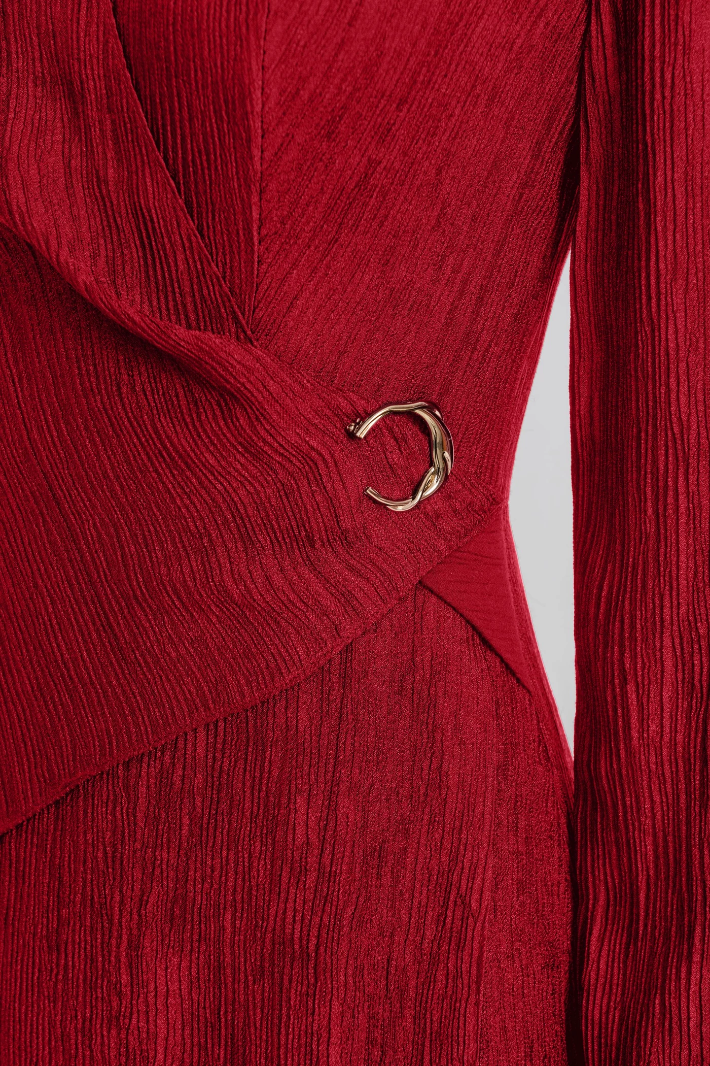 Đầm vân ôm cổ V cách điệu