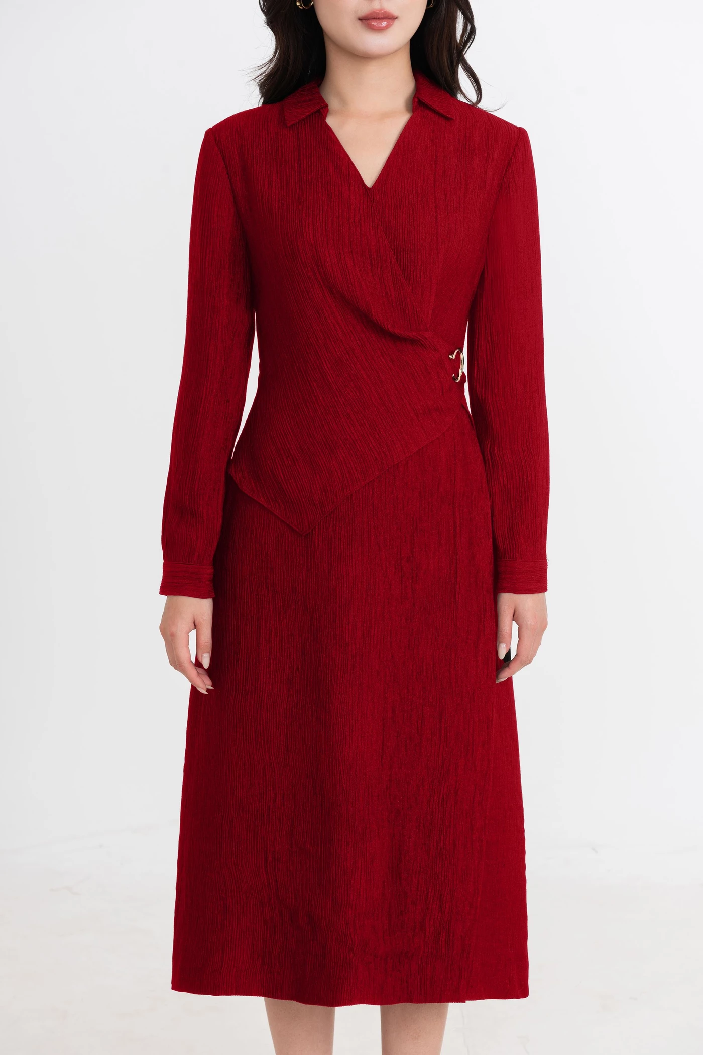 Đầm vân ôm cổ V cách điệu