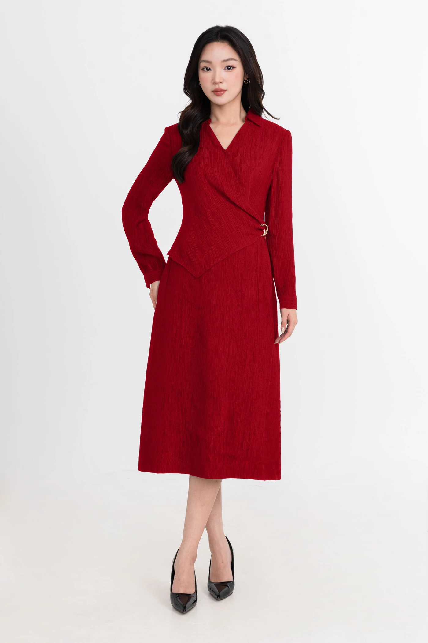 Đầm vân ôm cổ V cách điệu