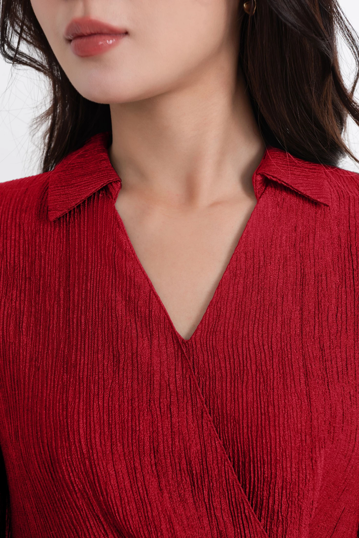 Đầm vân ôm cổ V cách điệu