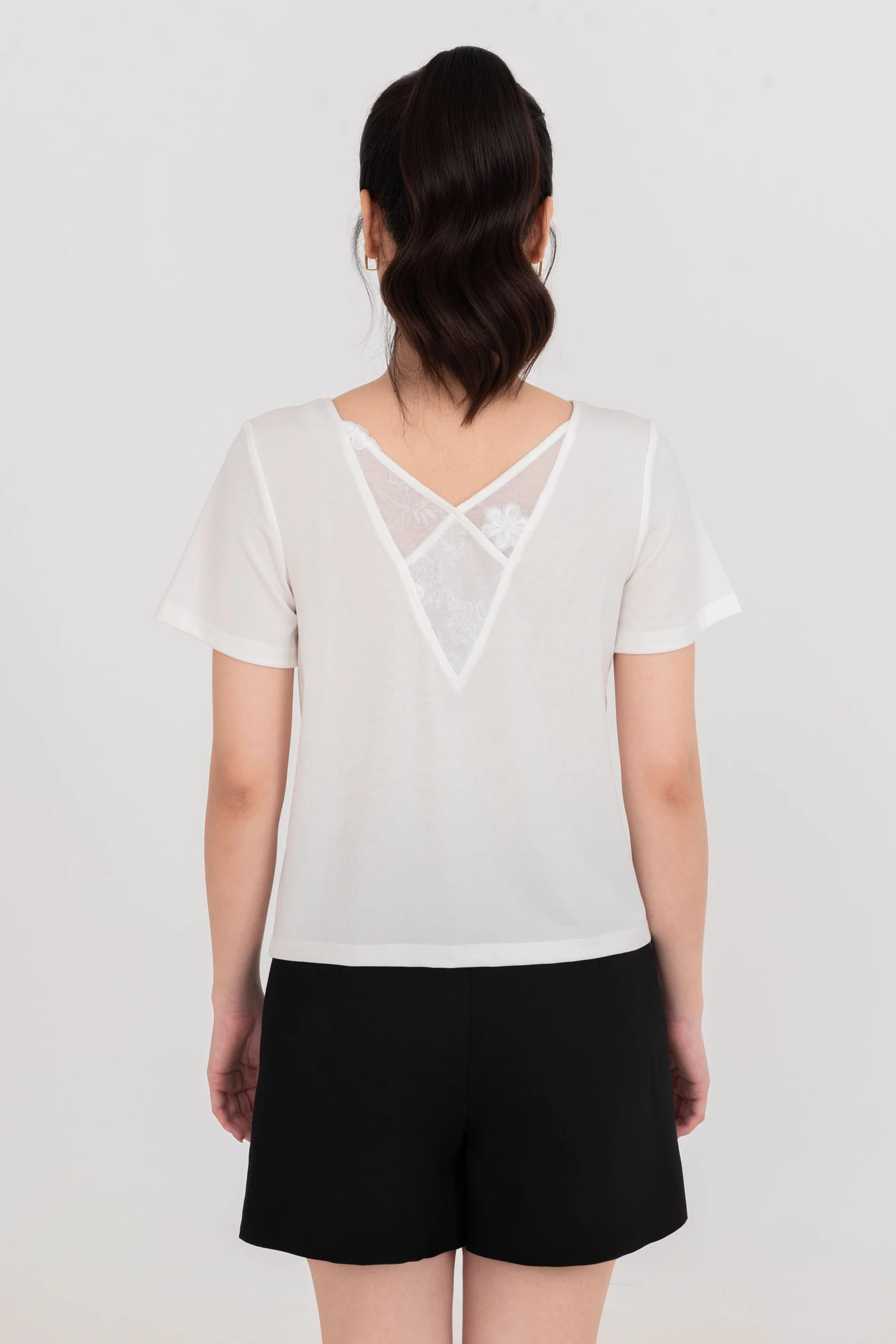 Áo kiểu cổ tròn phối ren