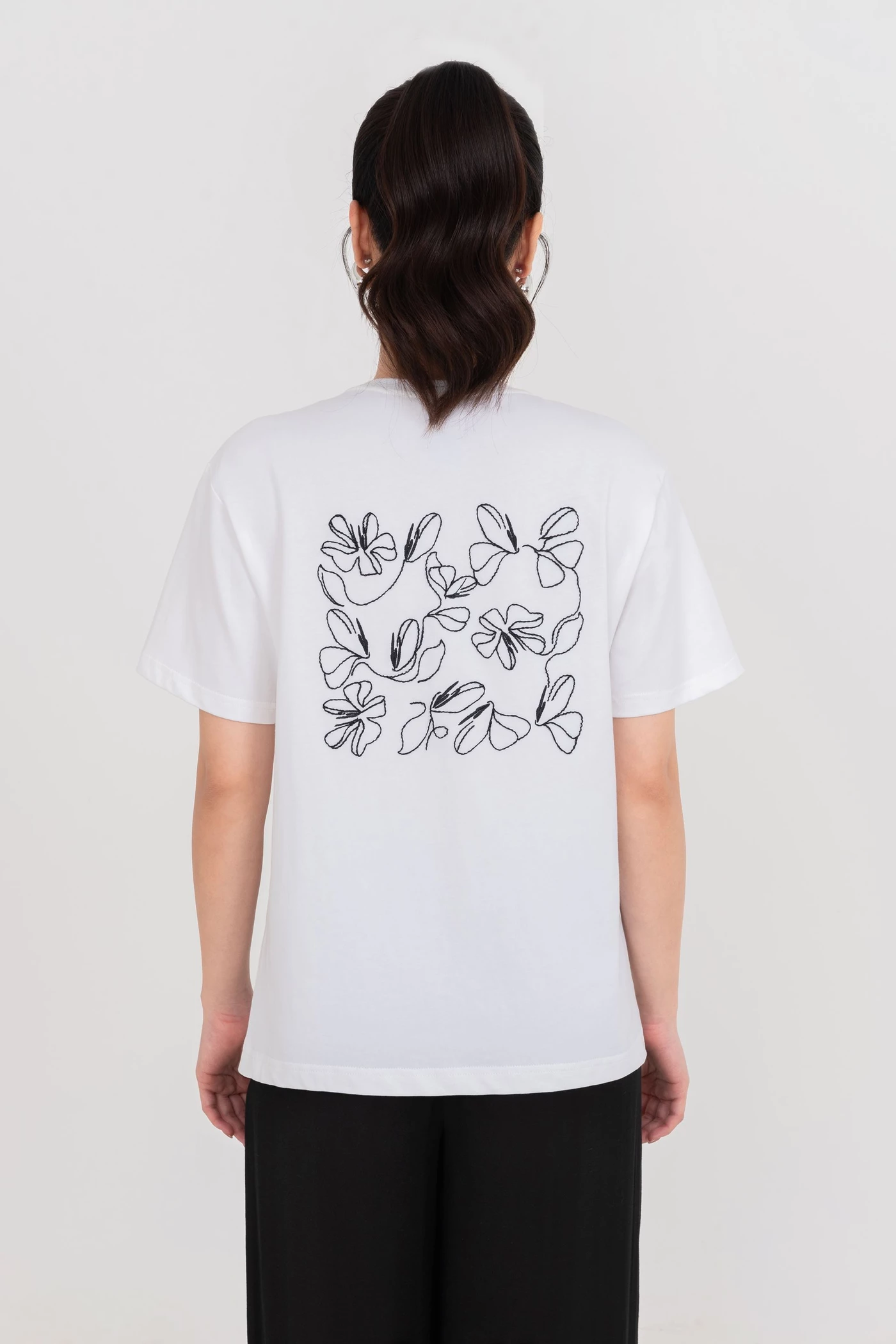 Áo thun thêu hoa Minimal Bloom