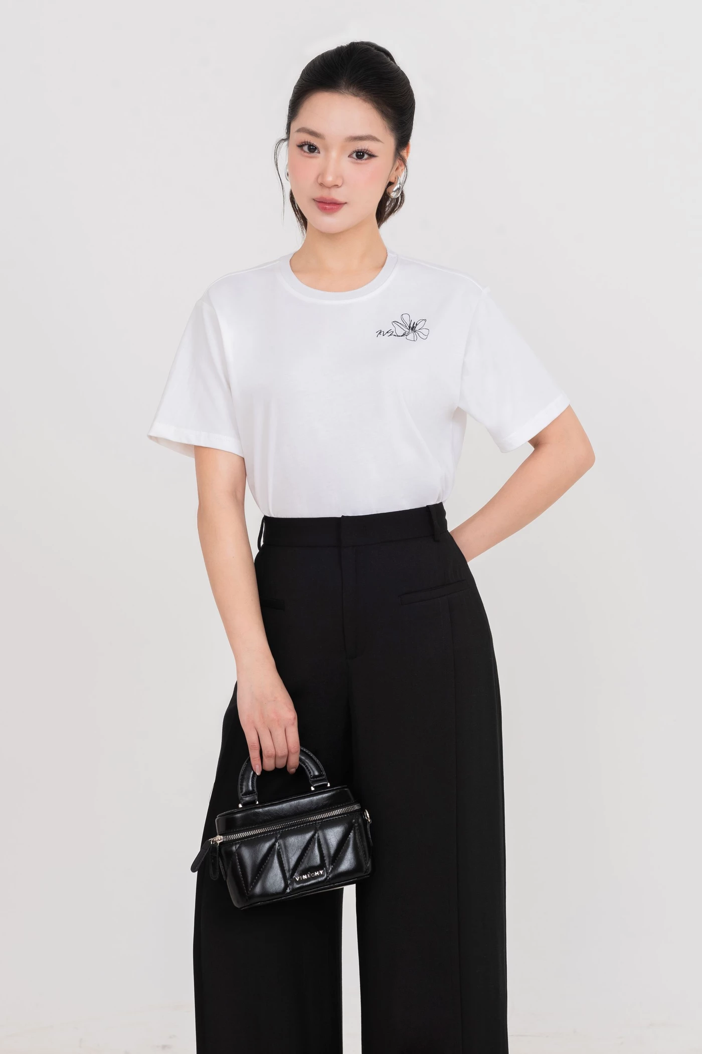 Áo thun thêu hoa Minimal Bloom