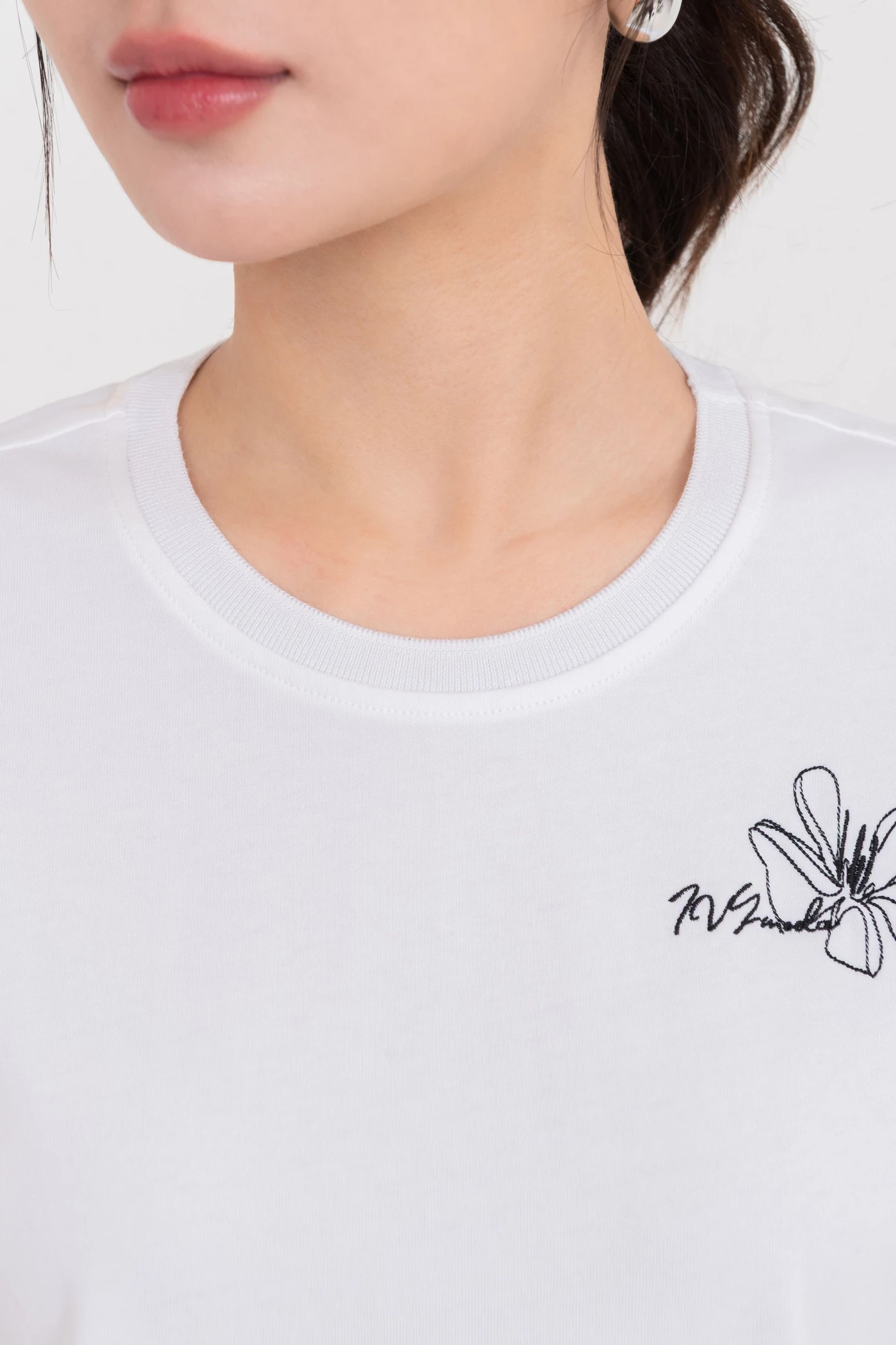 Áo thun thêu hoa Minimal Bloom