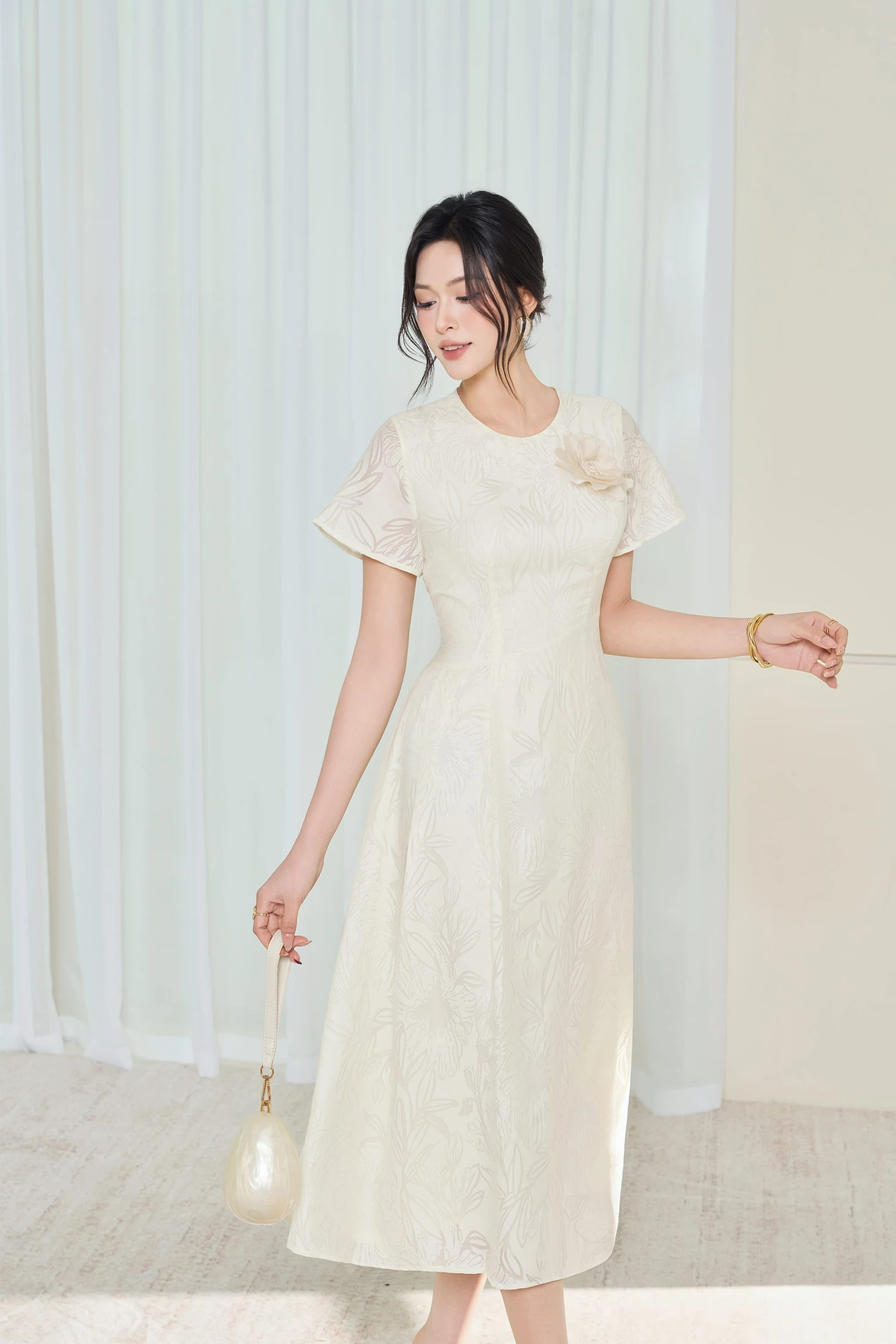Đầm hoa nổi Ivory Midi