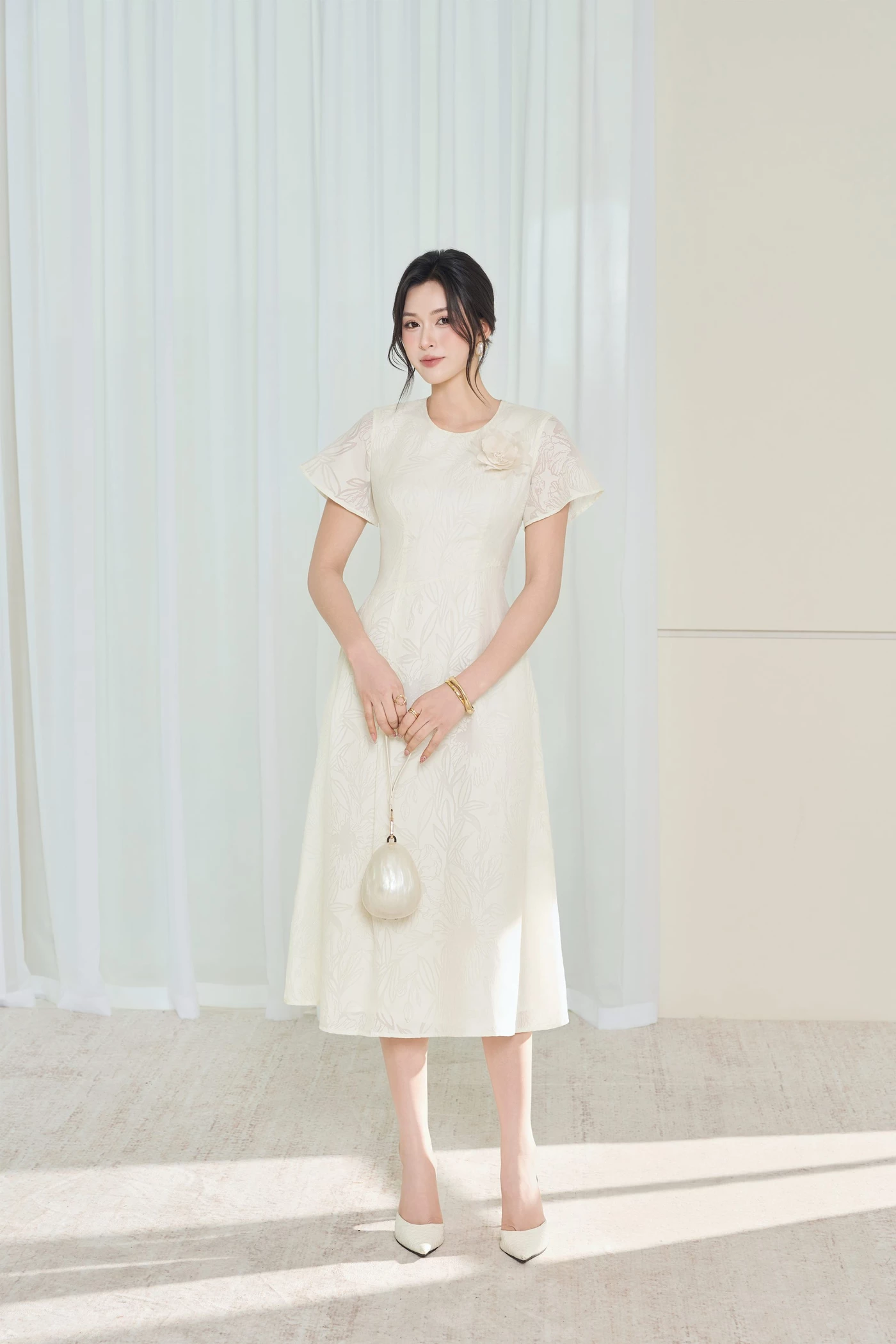 Đầm hoa nổi Ivory Midi