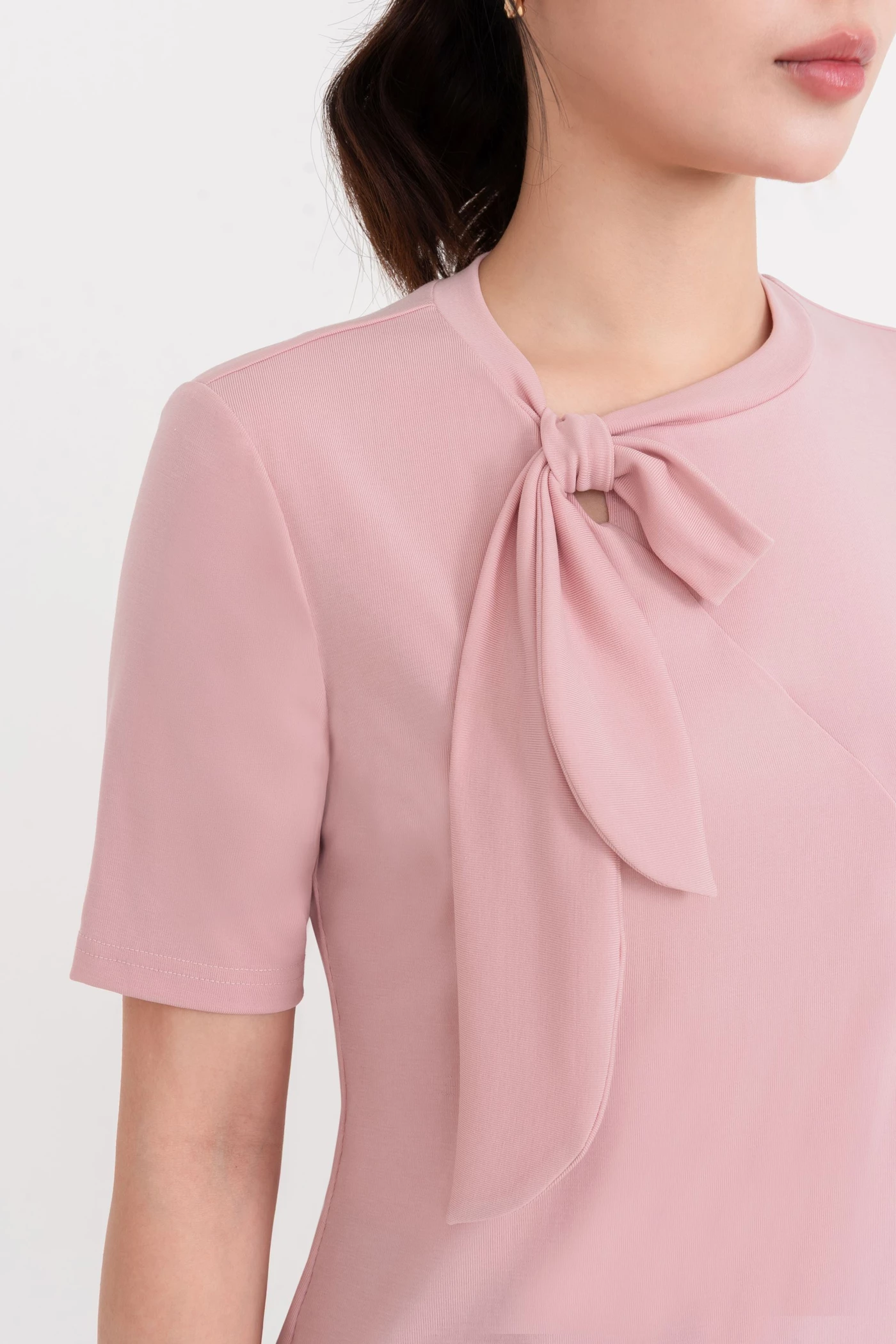 Áo thun cổ nơ cách điệu