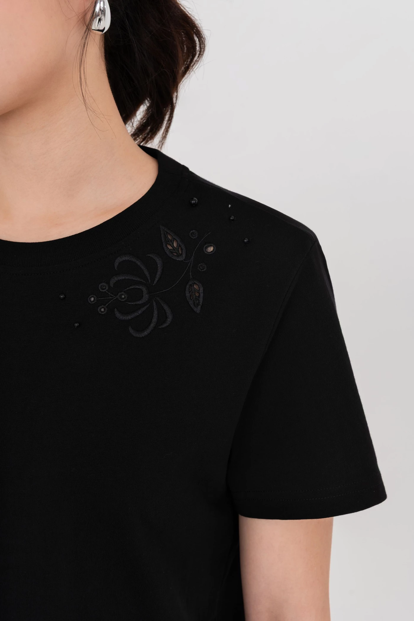 Áo thun hoa cách điệu