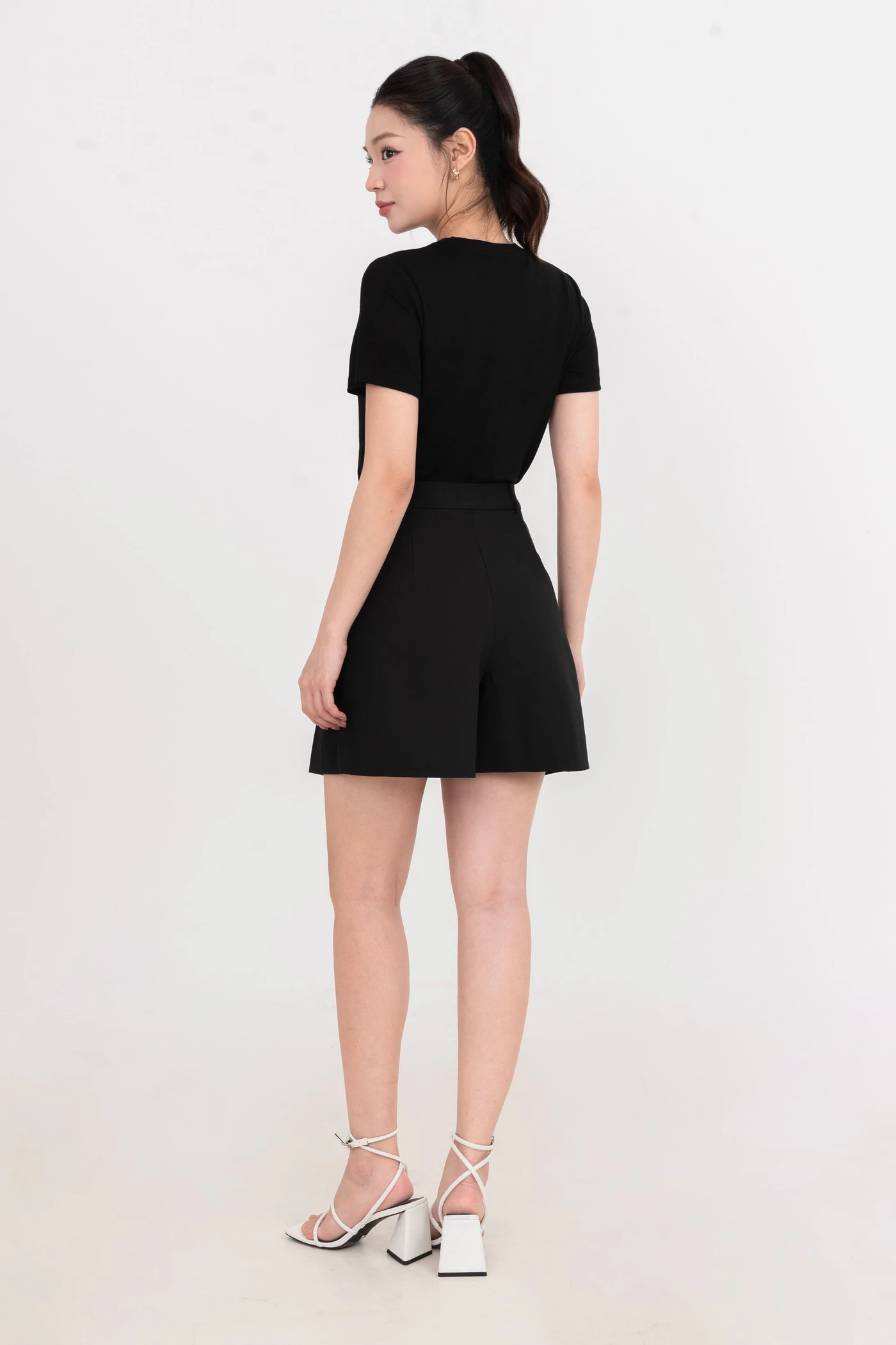 Quần shorts ống suông