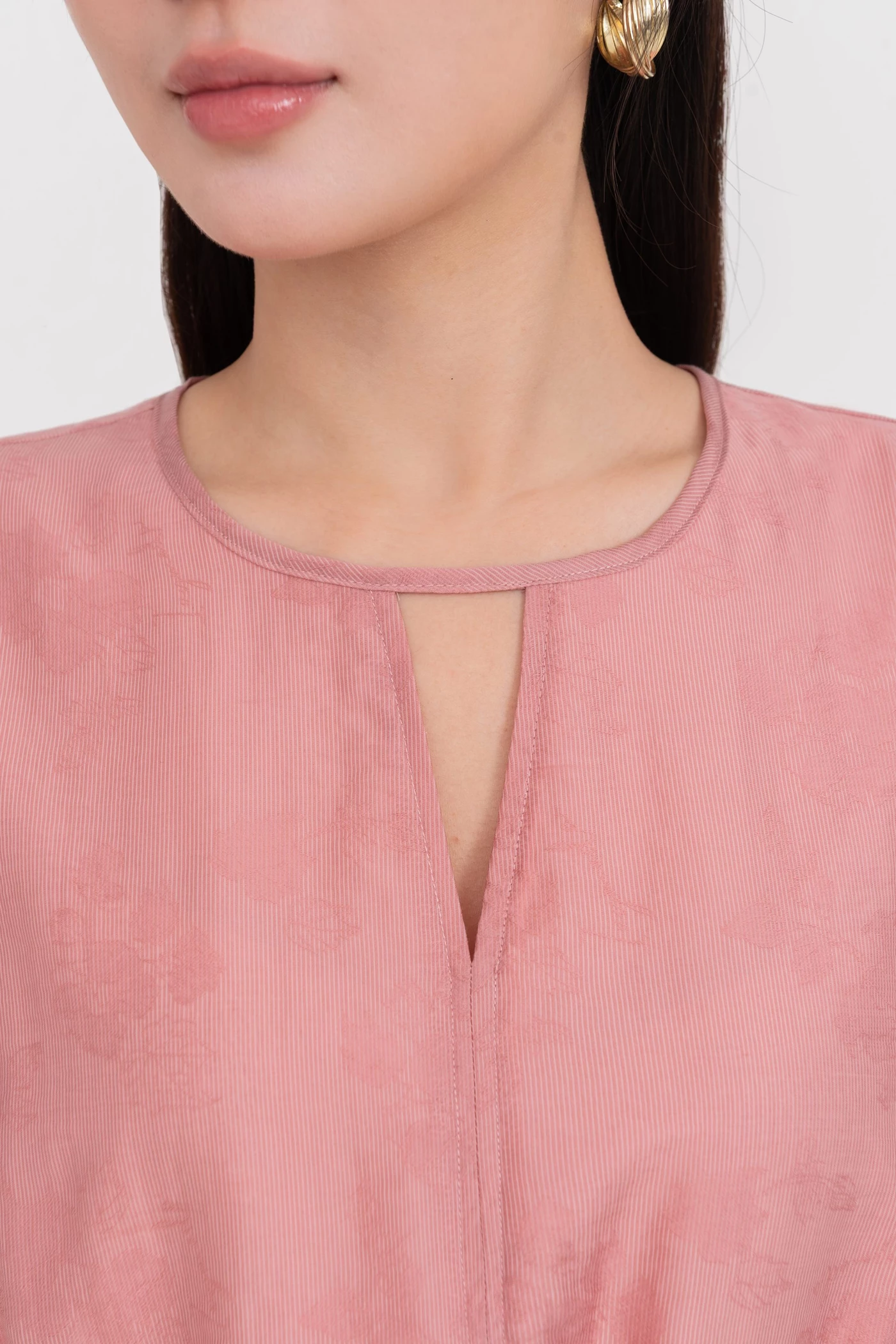 Áo sơ mi lụa ôm cổ tròn