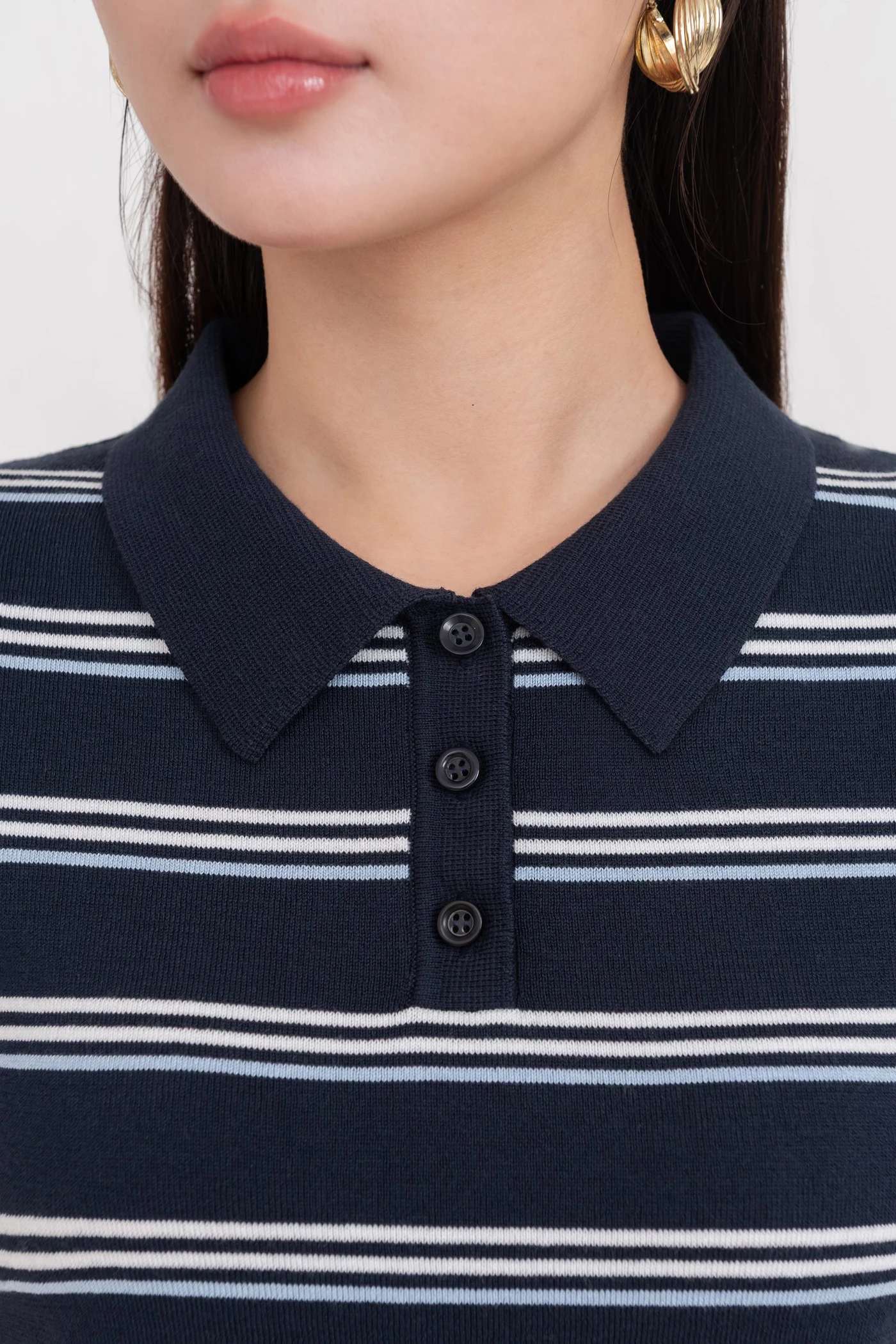 Áo len kẻ cổ đức