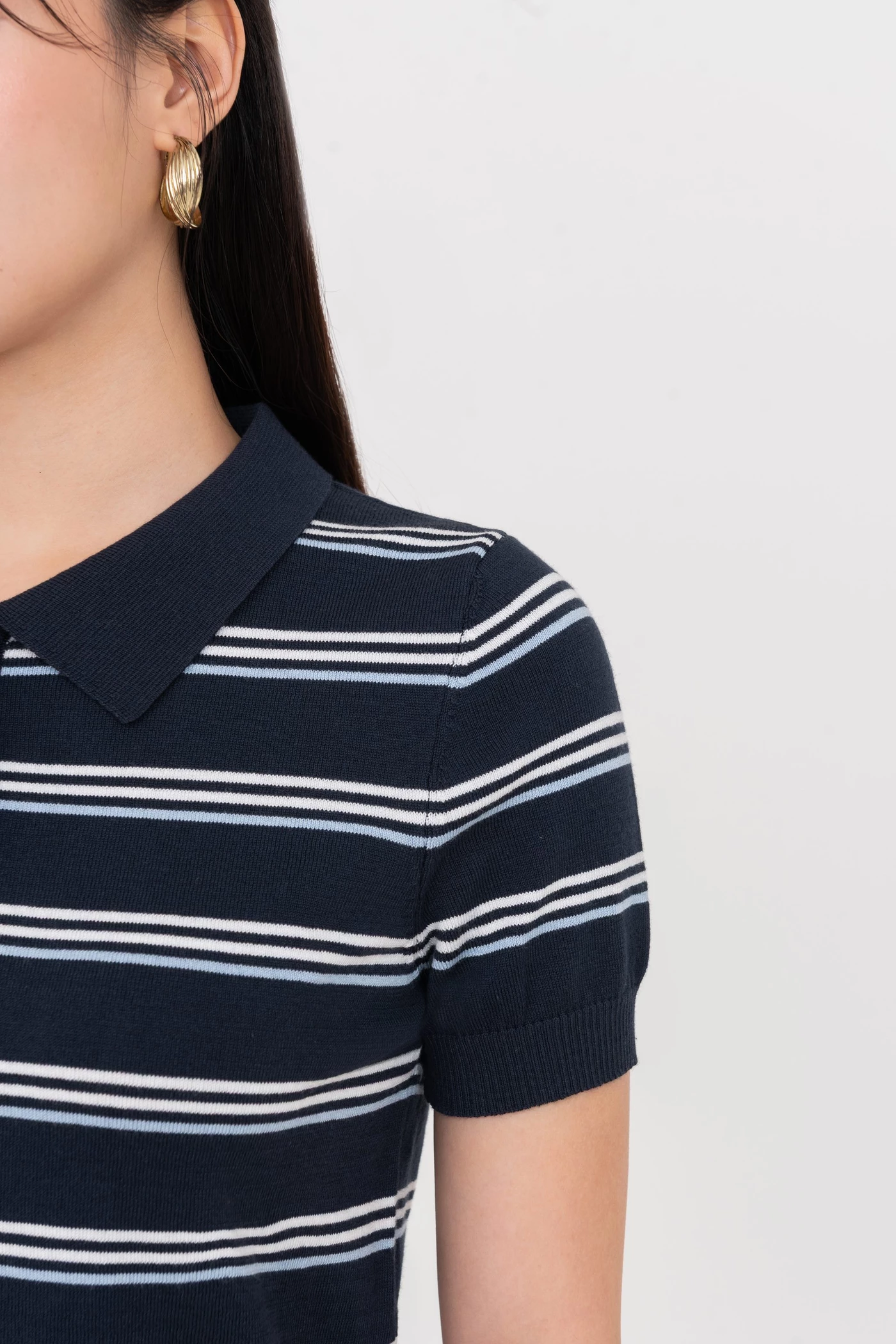 Áo len kẻ cổ đức