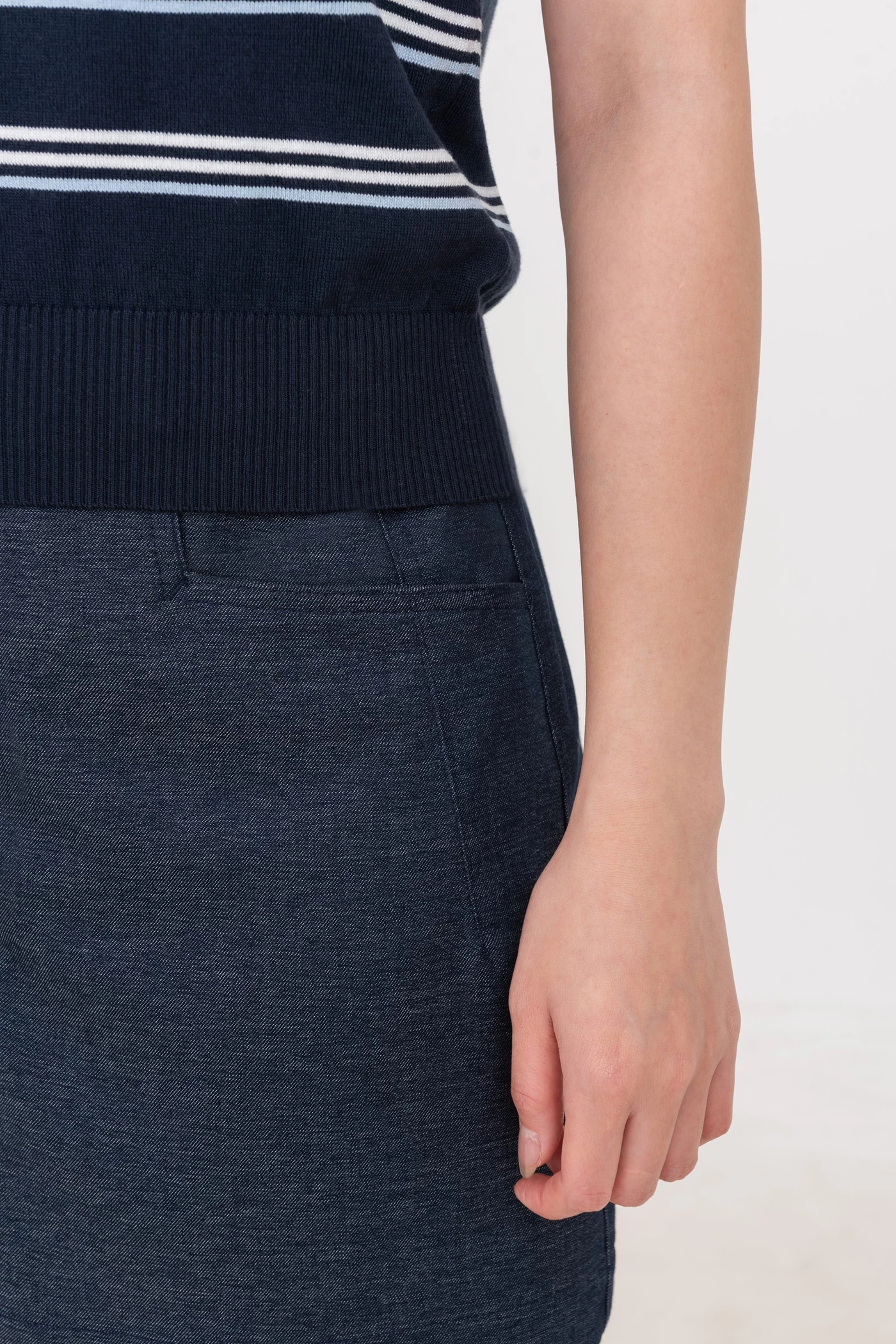 Áo len kẻ cổ đức