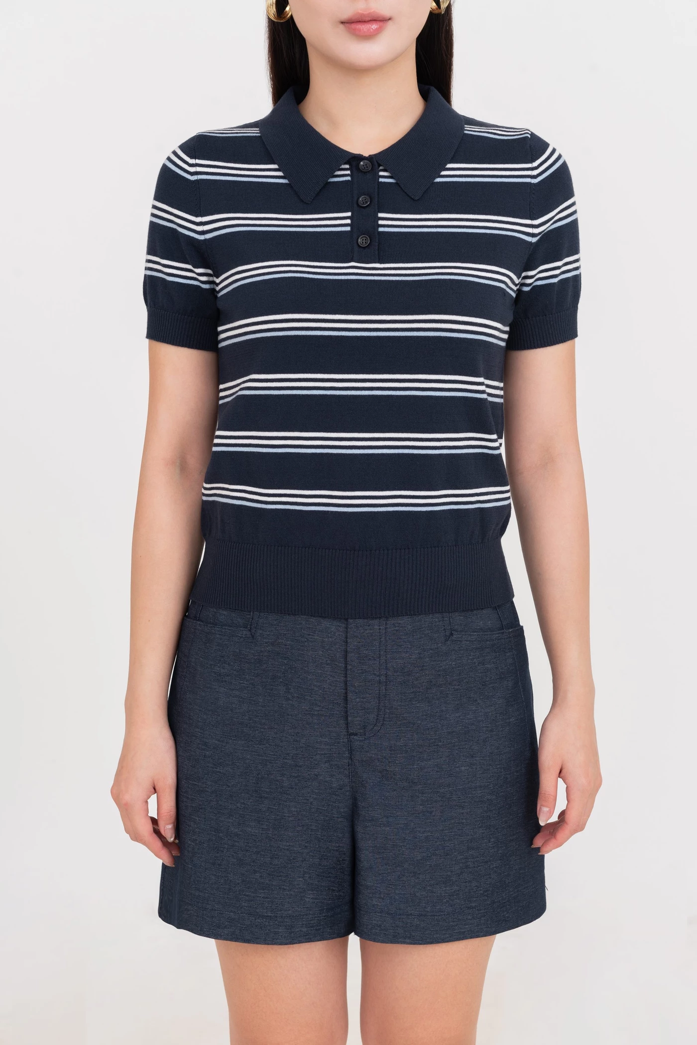 Áo len kẻ cổ đức