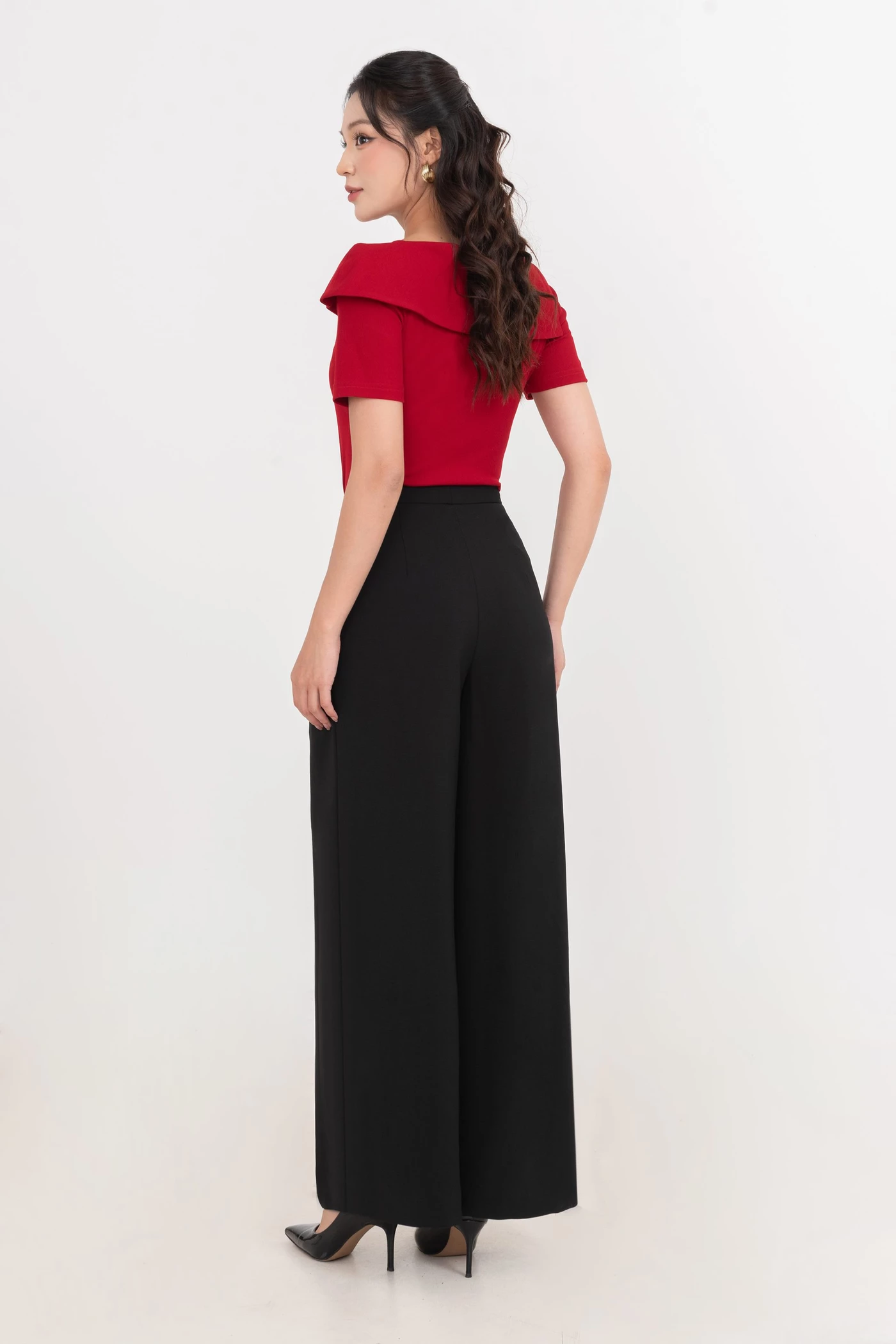 Áo thun đỏ cổ vuông