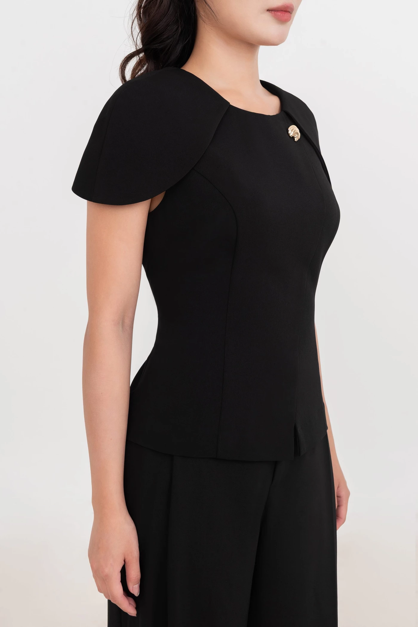 Áo kiểu Noir Cape