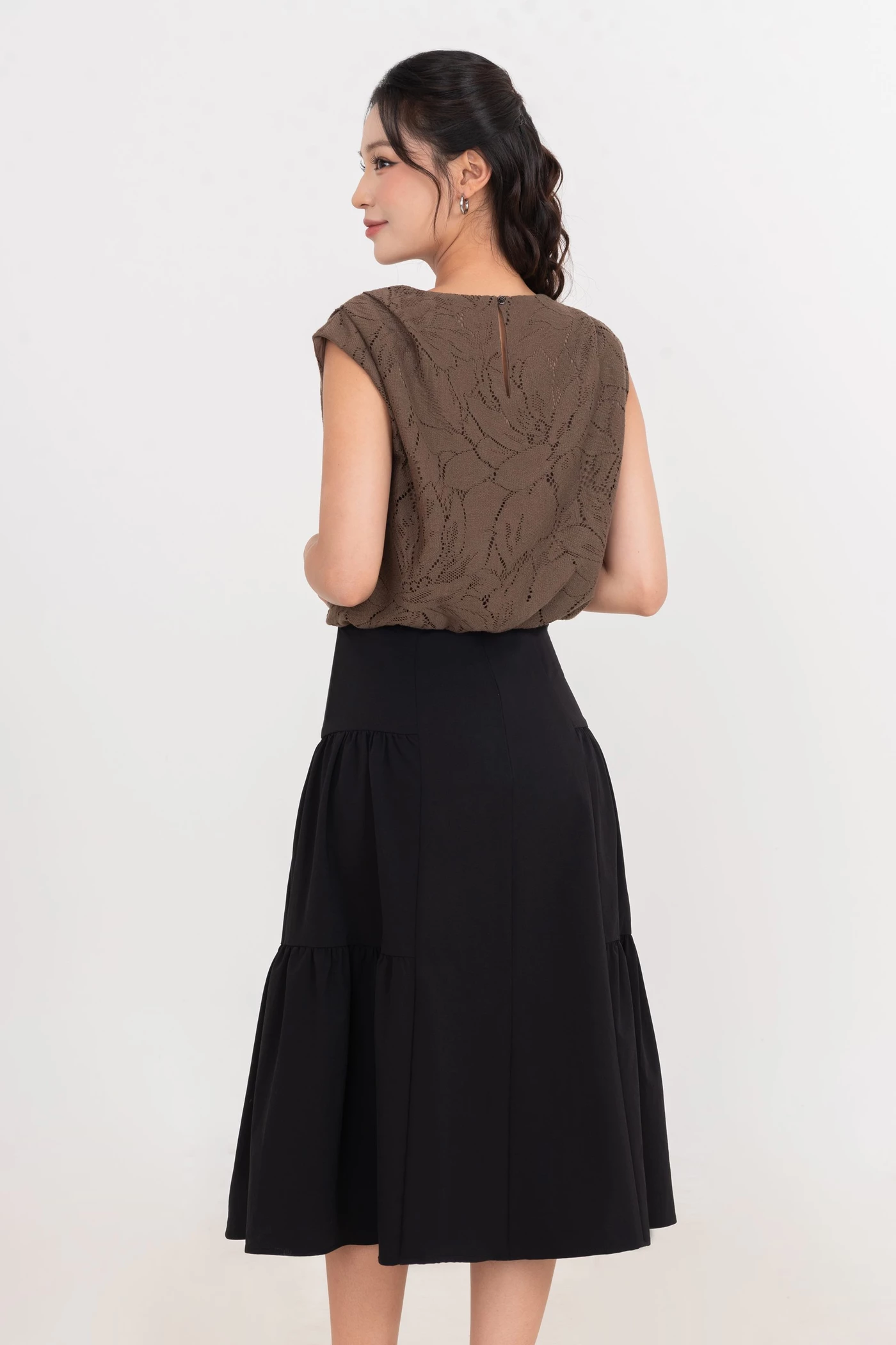 Linen Whisper Top – Áo ren dệt hoạ tiết lá