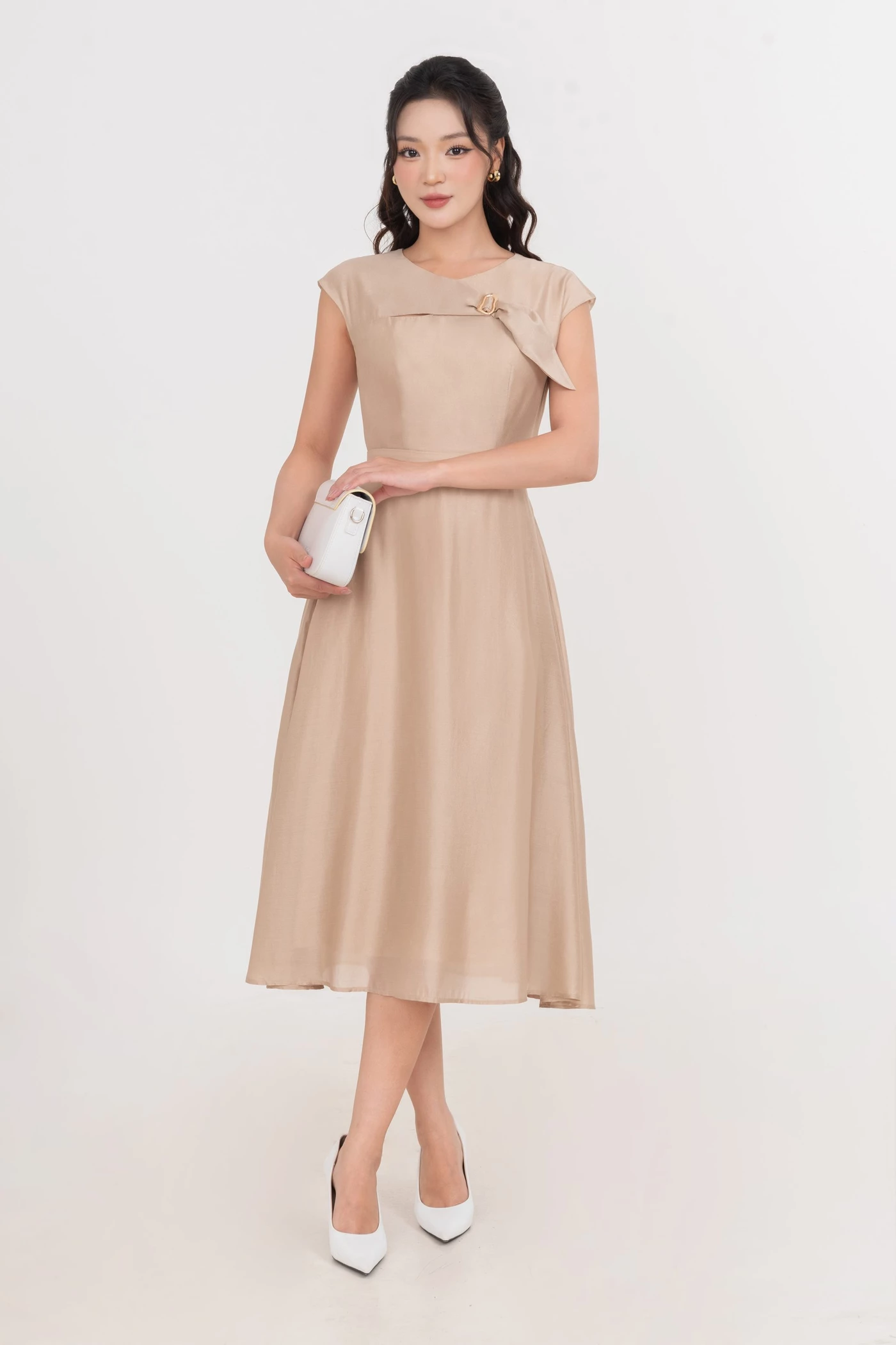 Đầm lụa xòe tay hến