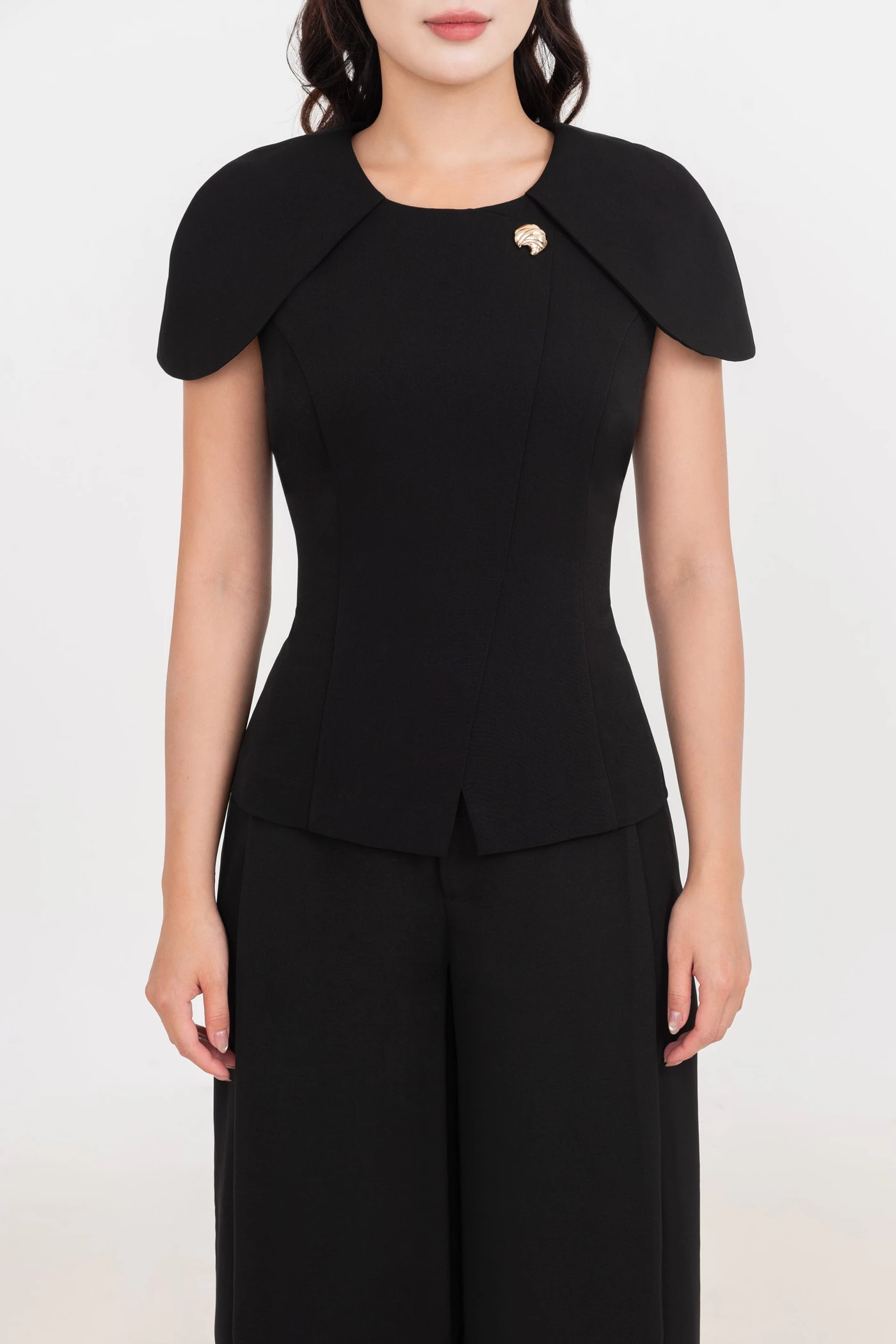 Áo kiểu Noir Cape