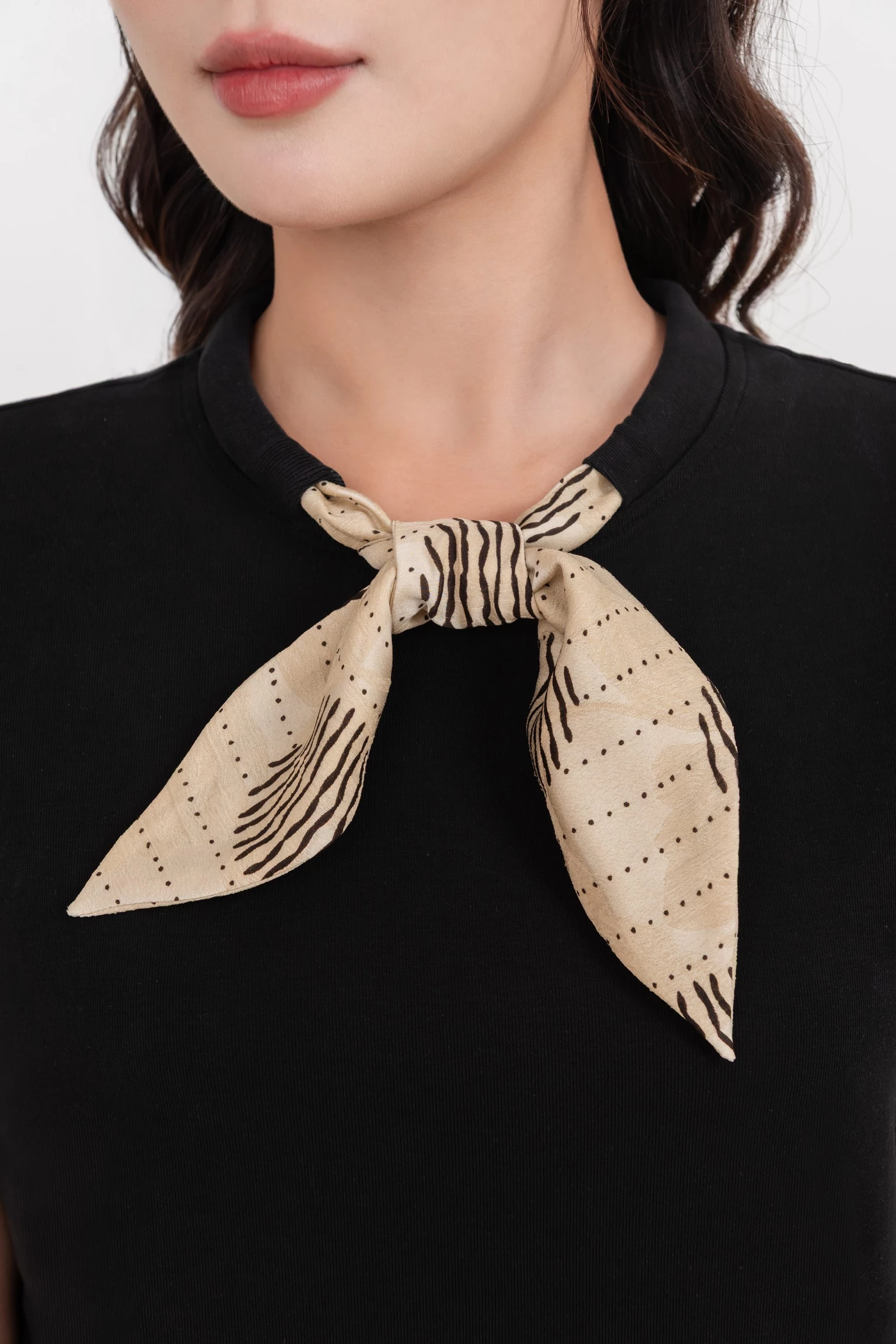 Blossom Scarf Tee – Áo thun phối khăn