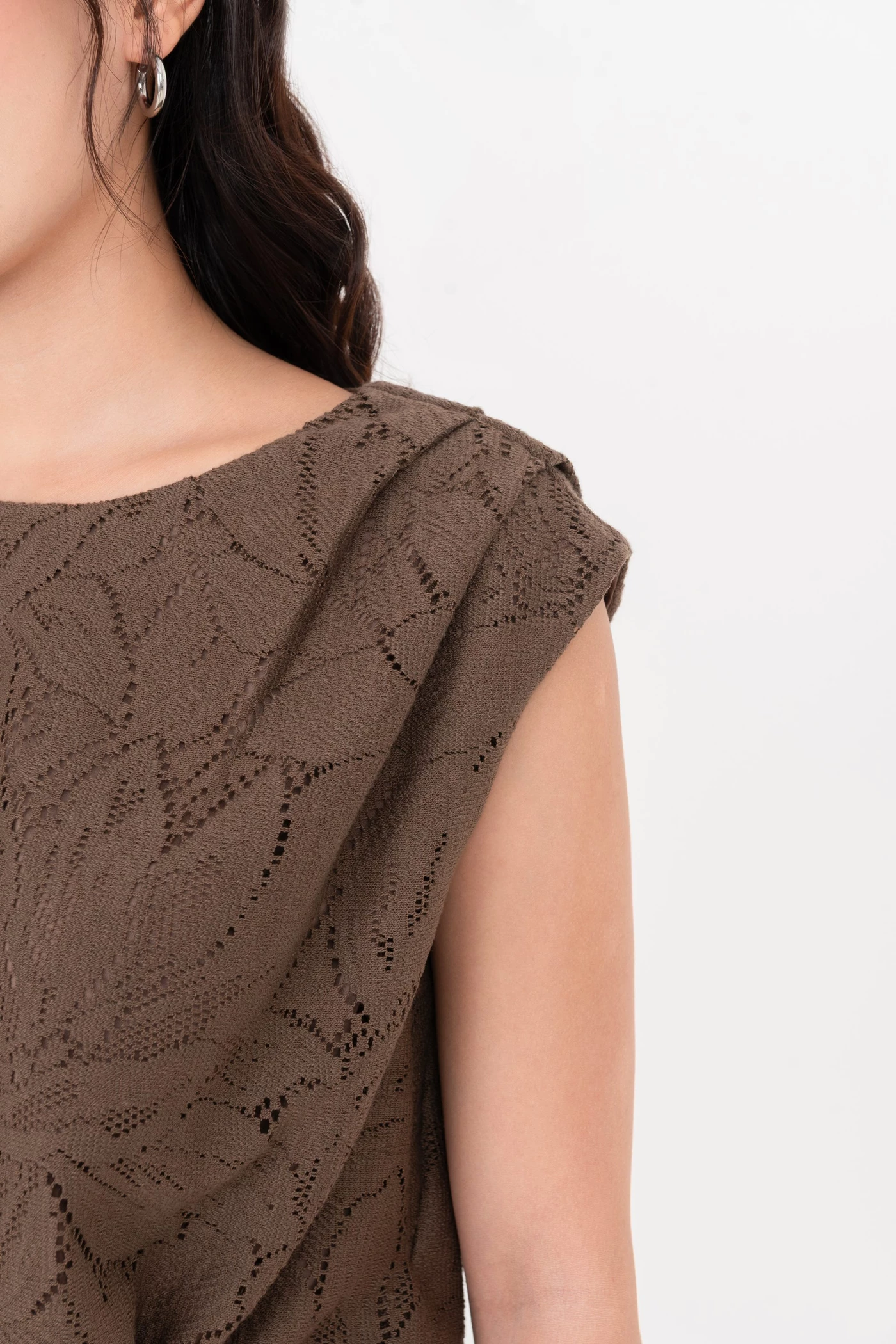 Linen Whisper Top – Áo ren dệt hoạ tiết lá