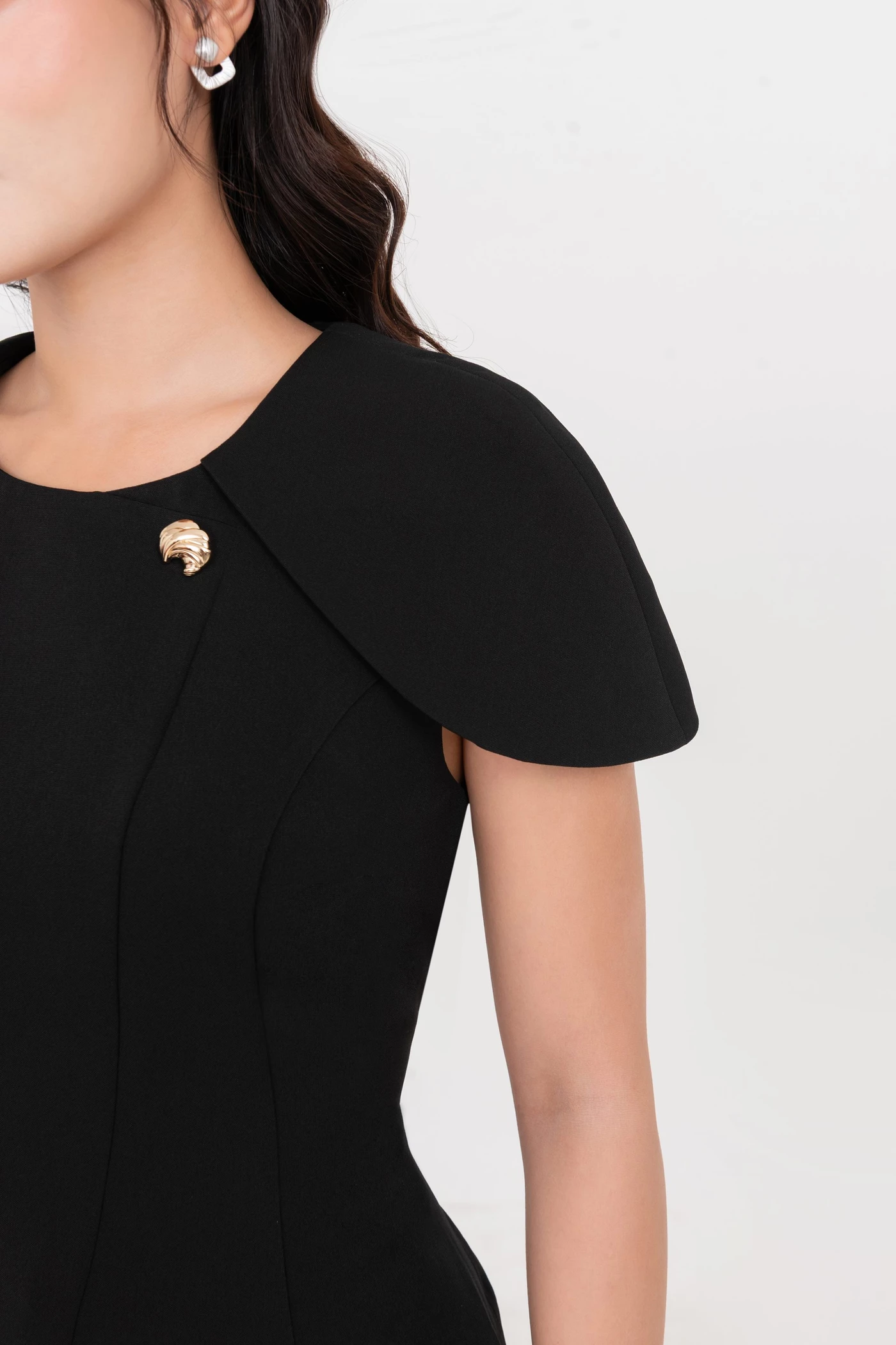 Áo kiểu Noir Cape