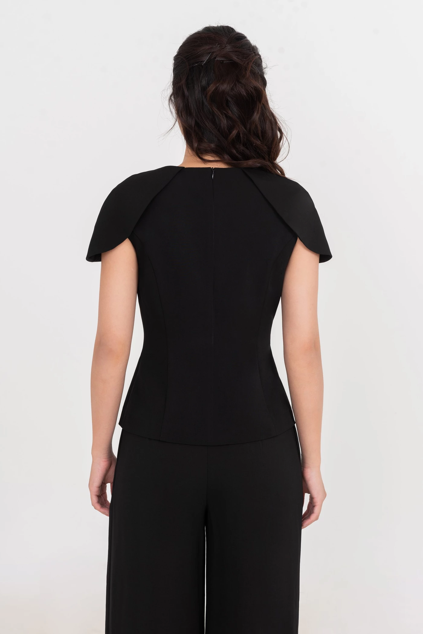 Áo kiểu Noir Cape
