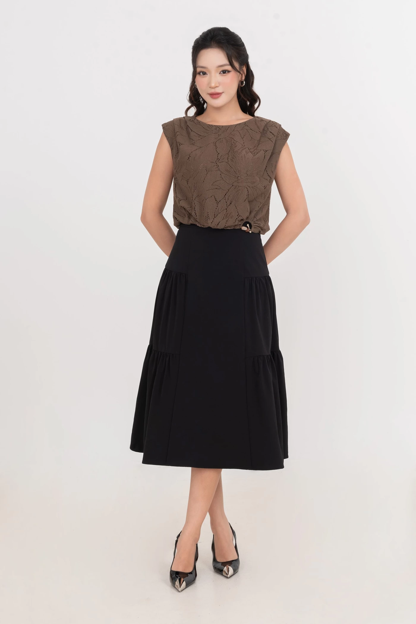 Linen Whisper Top – Áo ren dệt hoạ tiết lá