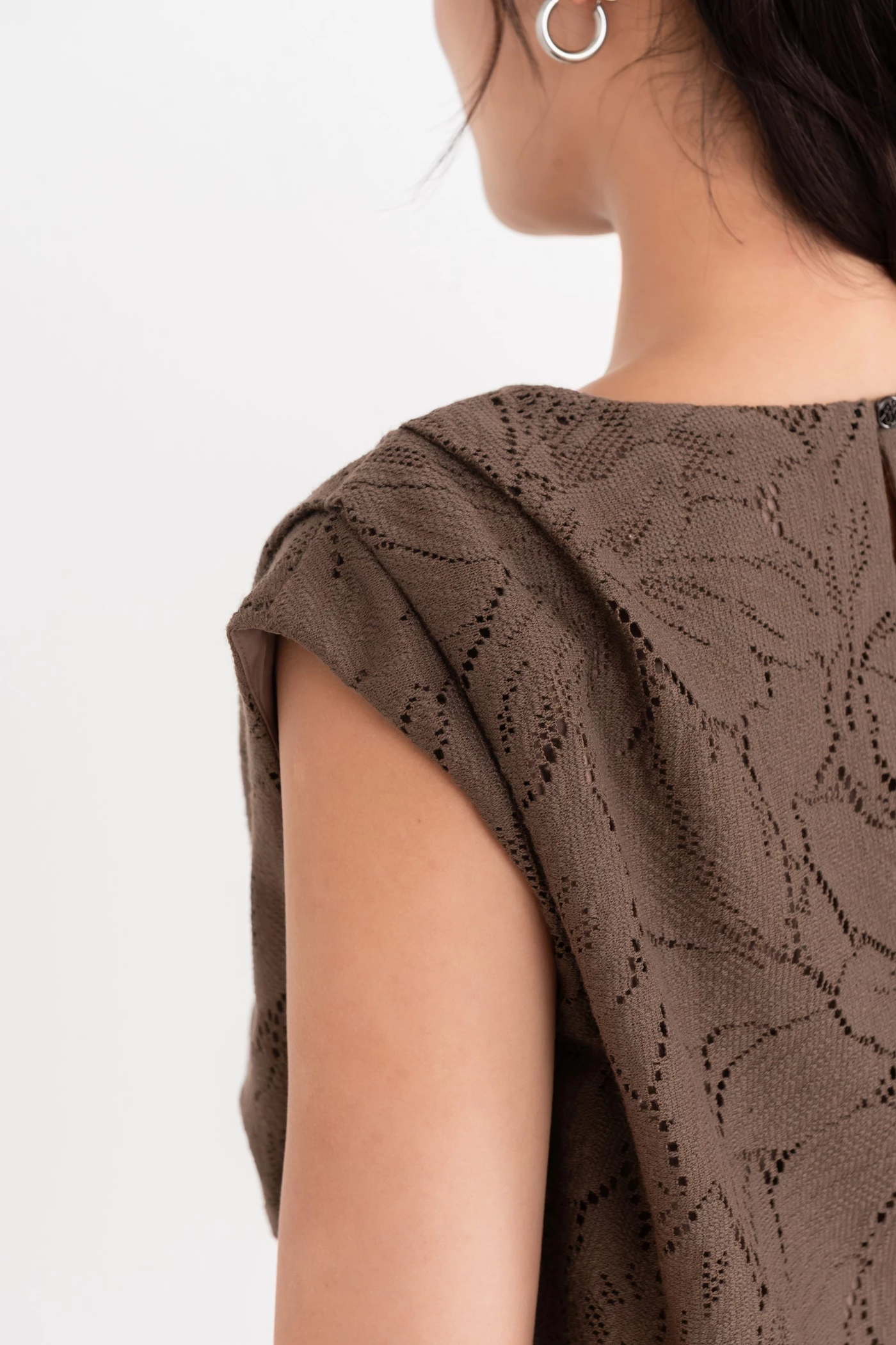 Linen Whisper Top – Áo ren dệt hoạ tiết lá